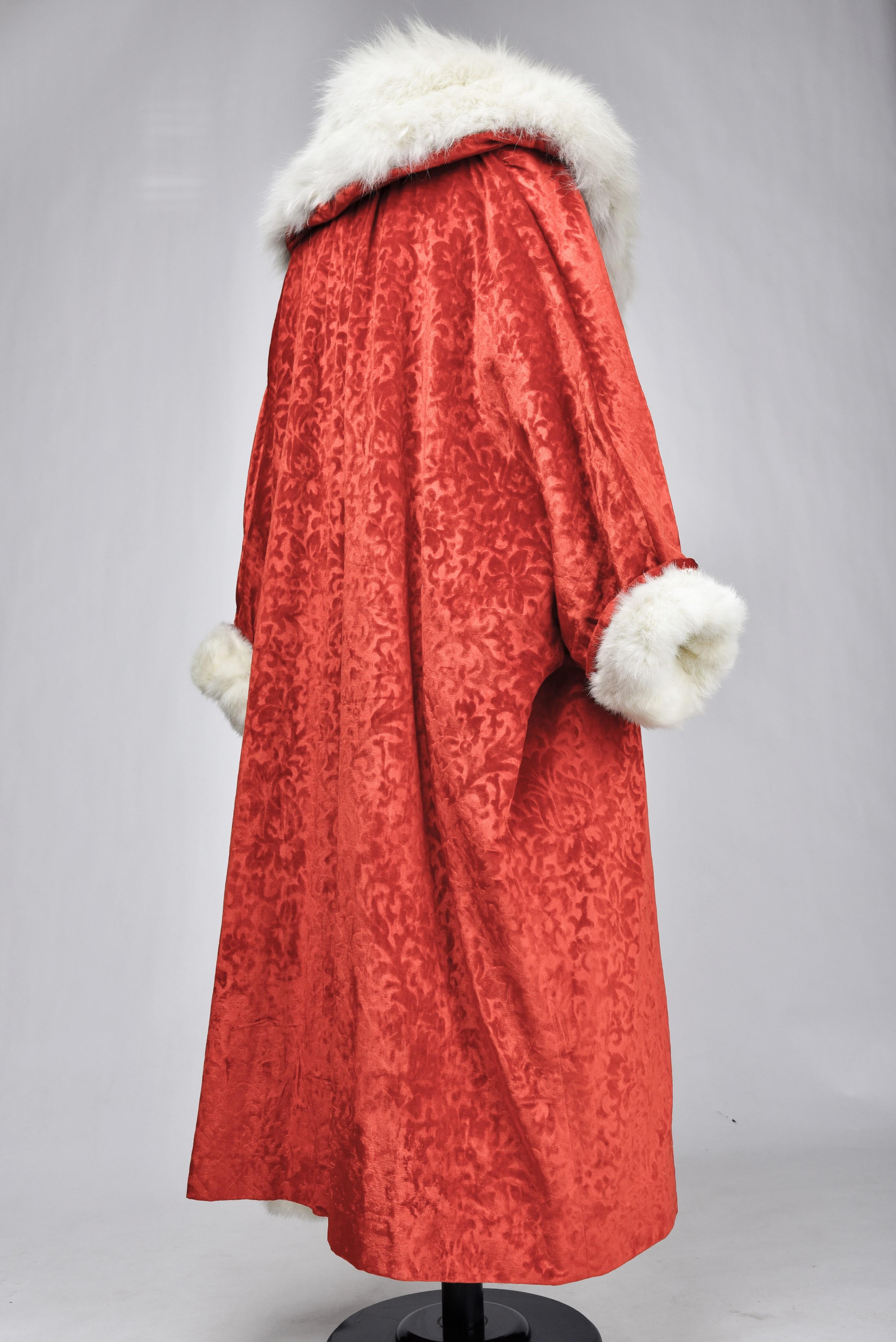 A French Evening coat in velvet and Siberian white fox Circa 1930 For Sale 5