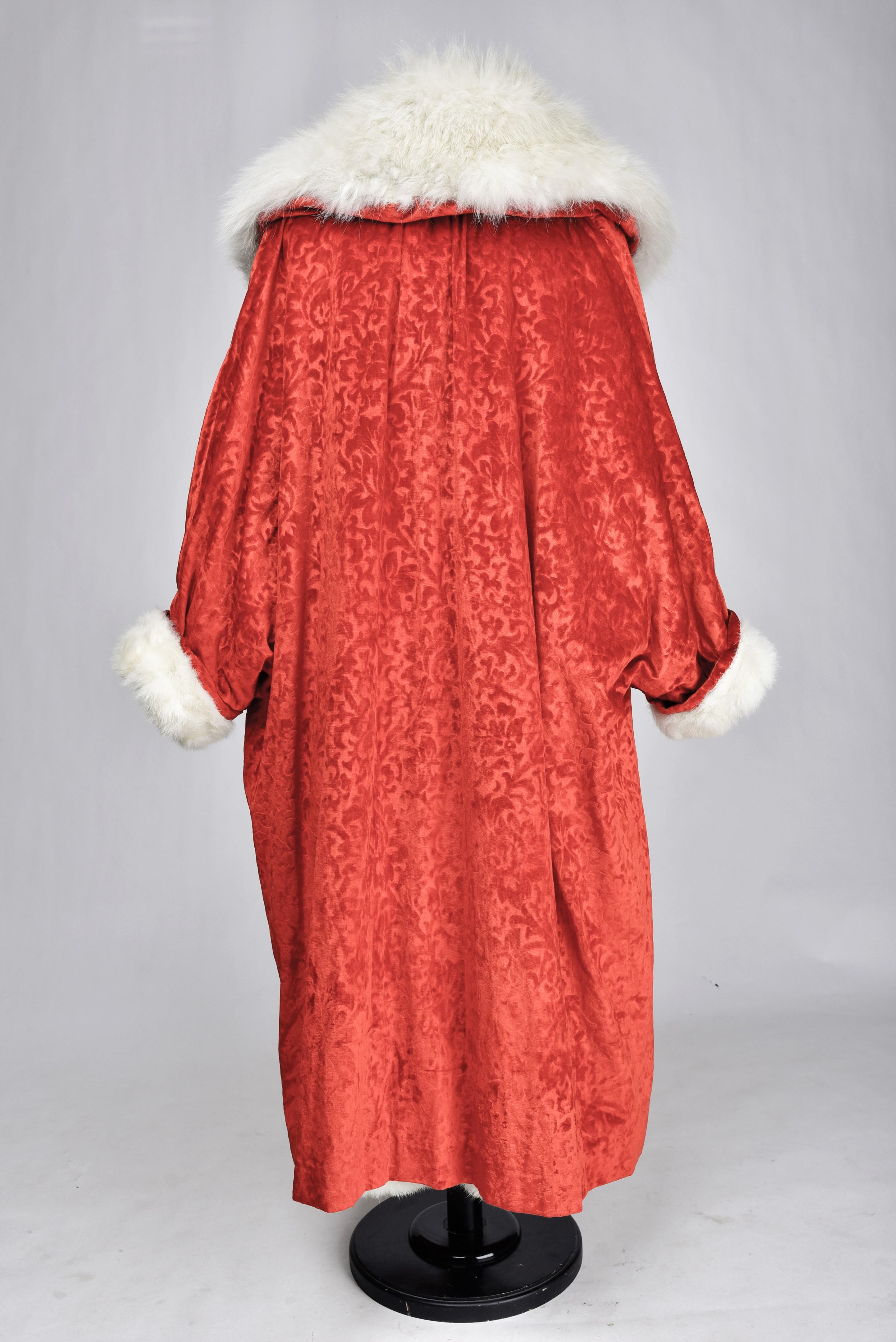 A French Evening coat in velvet and Siberian white fox Circa 1930 For Sale 7
