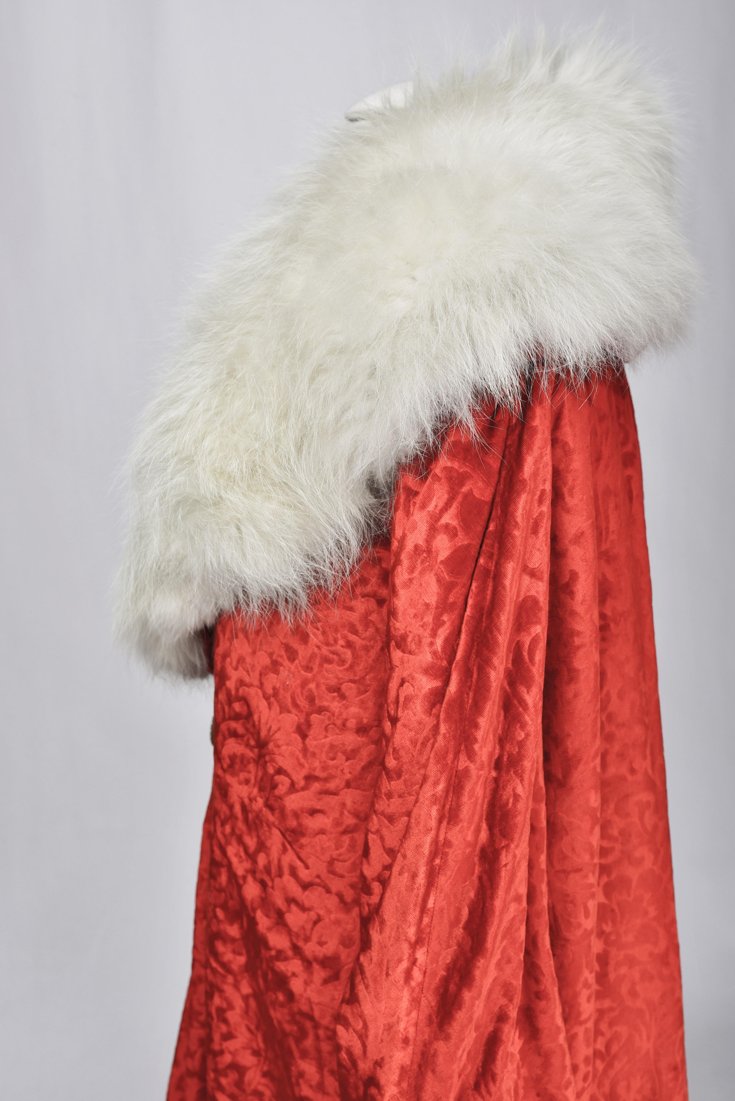 Un cappotto da sera francese in velluto e volpe bianca siberiana Circa 1930 in vendita 13