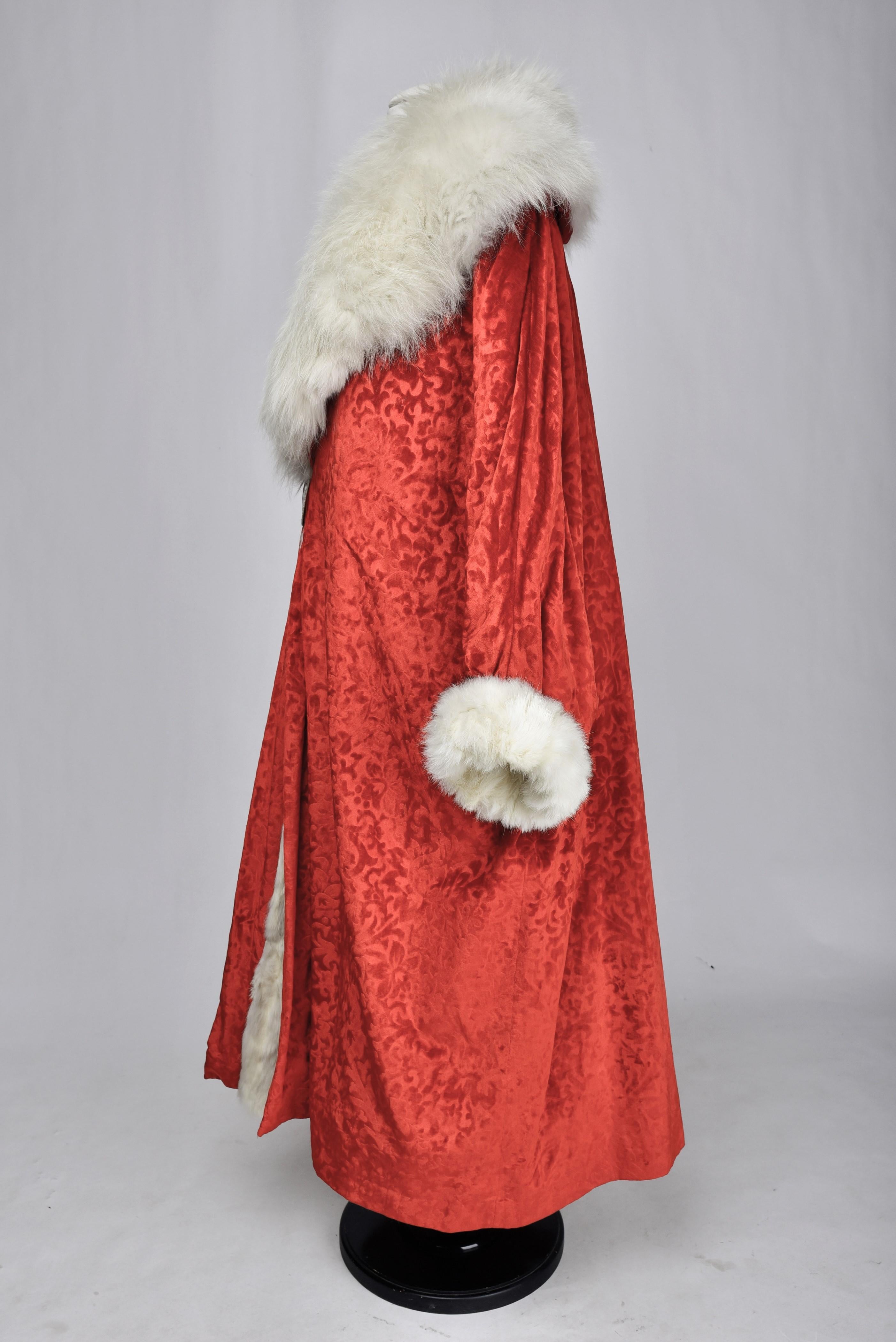 A French Evening coat in velvet and Siberian white fox Circa 1930 For Sale 11