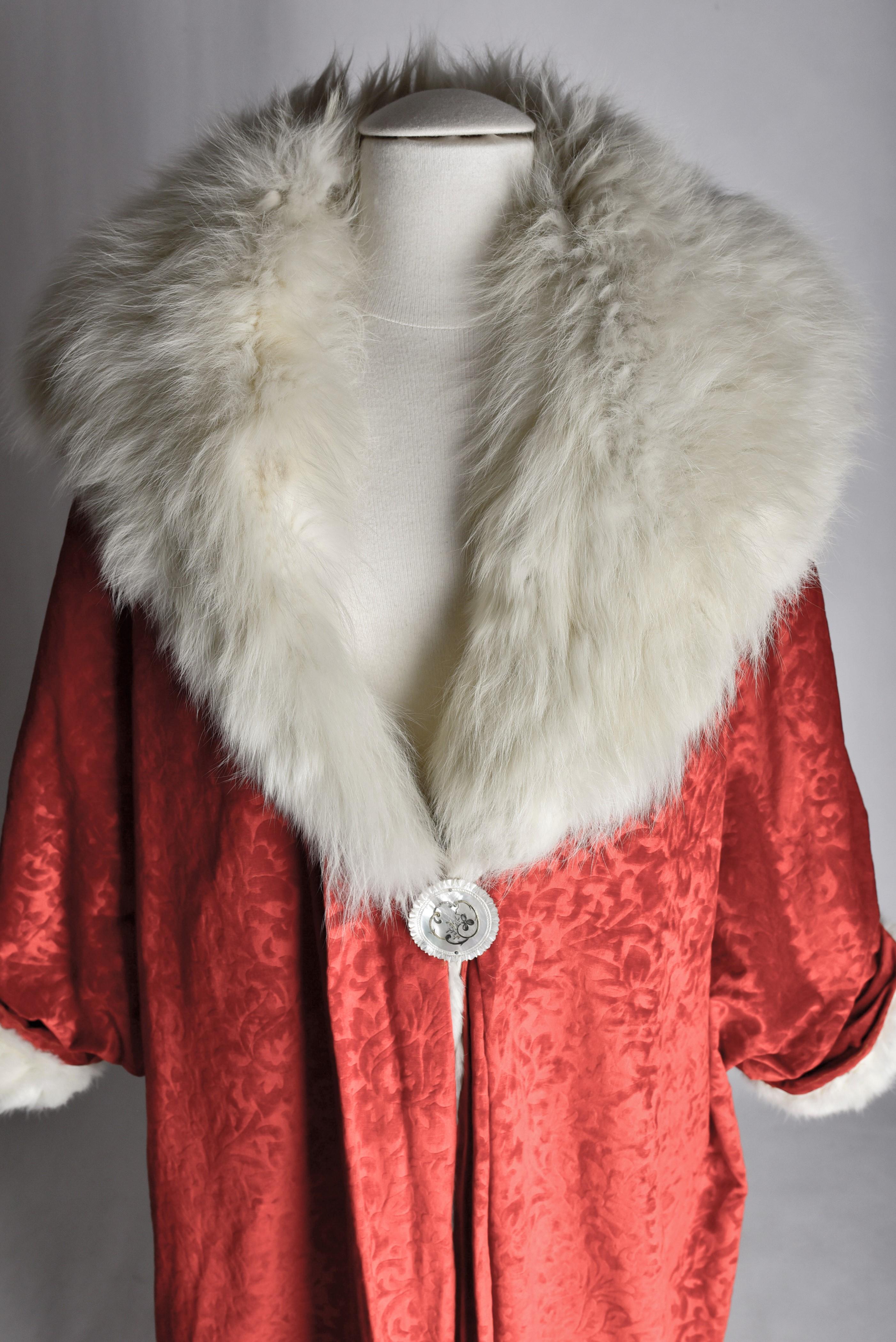 Un cappotto da sera francese in velluto e volpe bianca siberiana Circa 1930 In condizioni buone in vendita a Toulon, FR