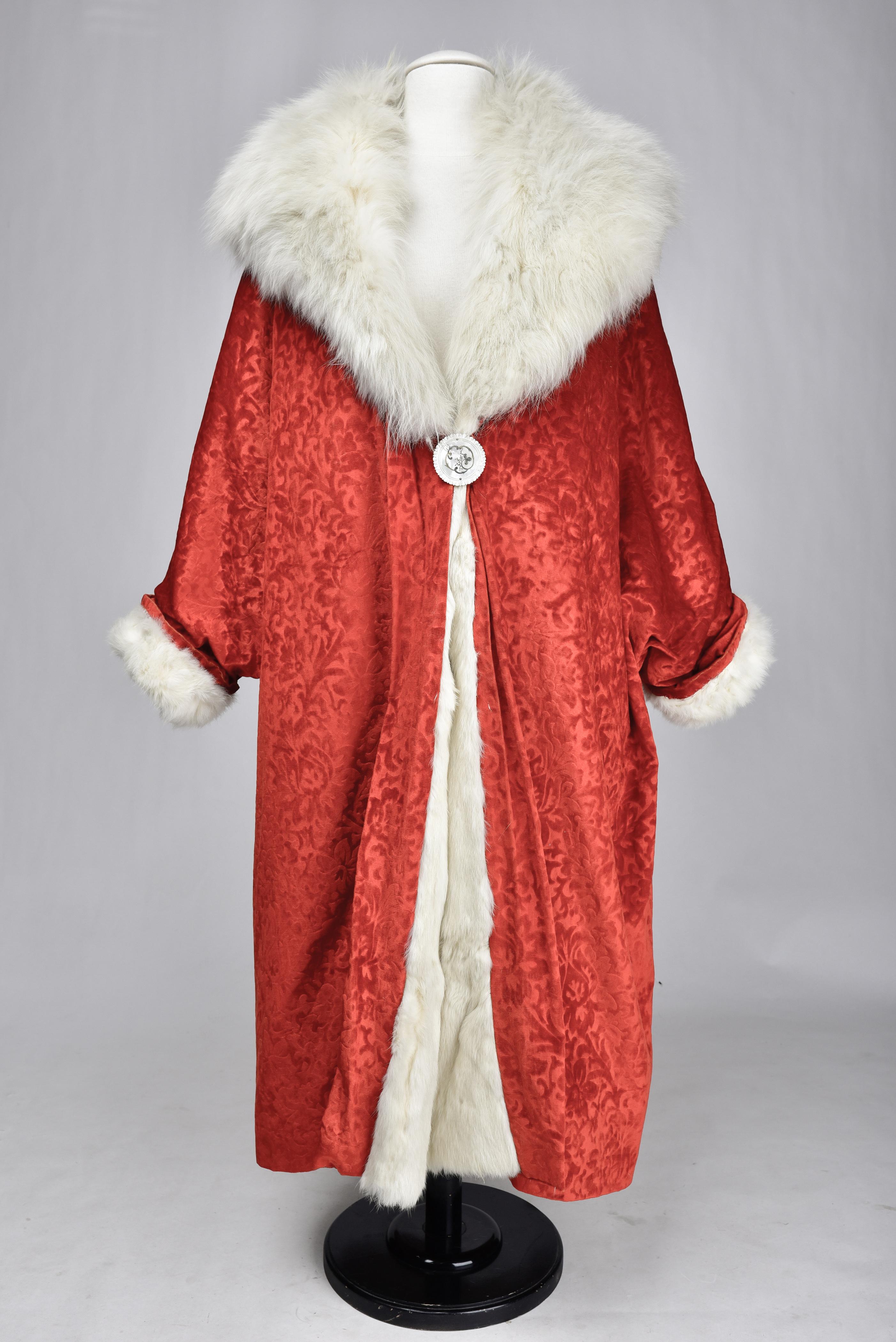 Women's or Men's A French Evening coat in velvet and Siberian white fox Circa 1930 For Sale