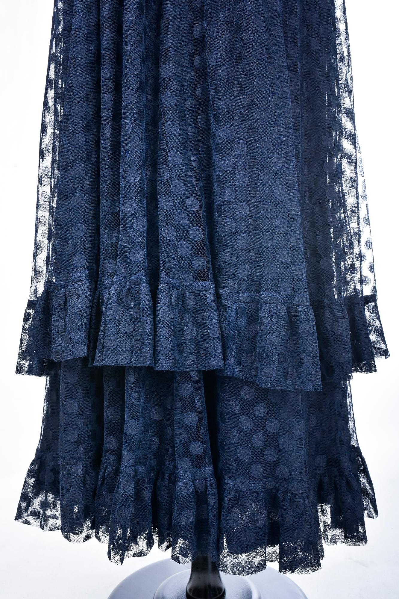 Ein Jean-Louis Sherrer-Abend  Kleid in Marineblau mit Polka-Dots aus Netz, um 1980 im Angebot 5