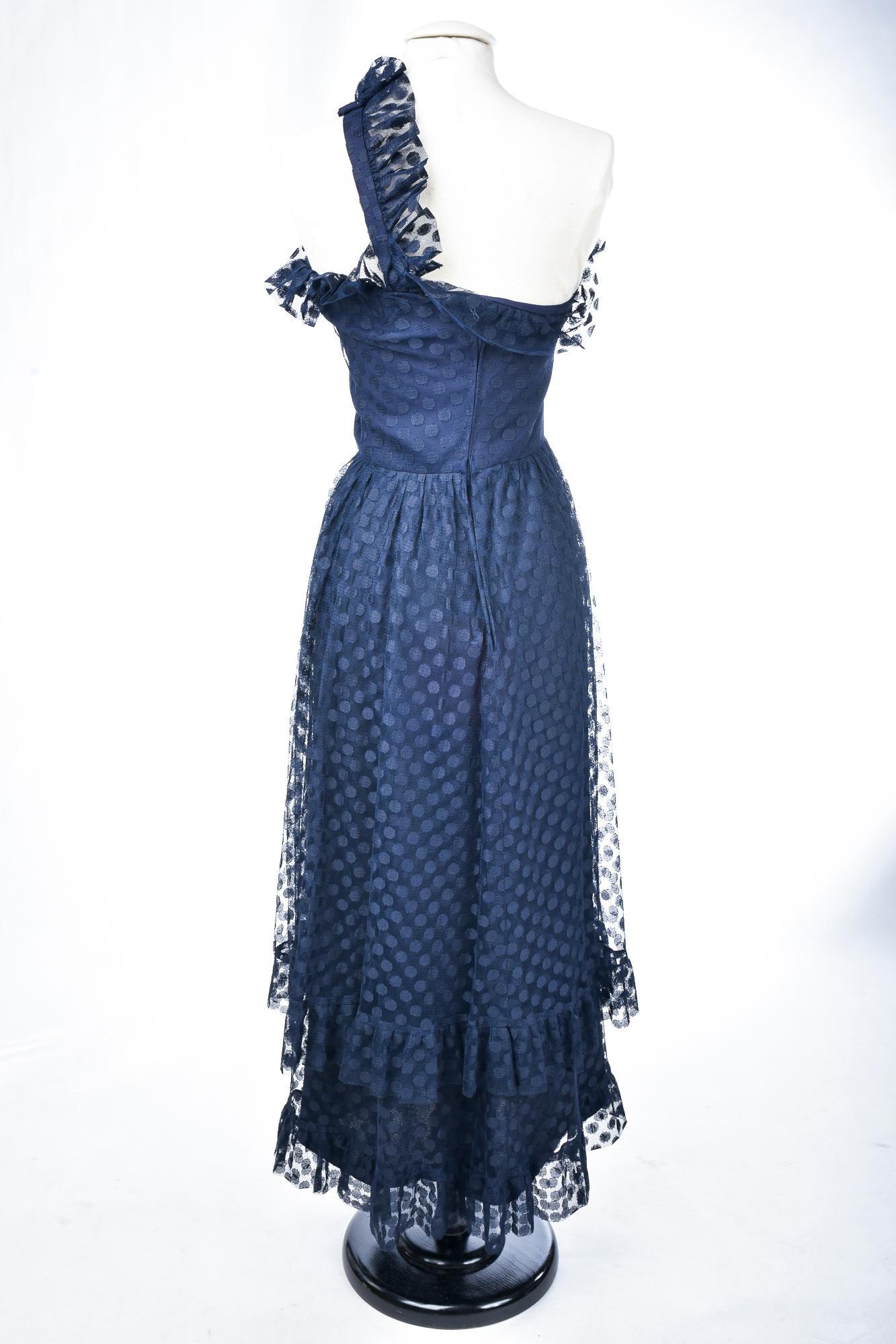 Ein Jean-Louis Sherrer-Abend  Kleid in Marineblau mit Polka-Dots aus Netz, um 1980 im Angebot 10