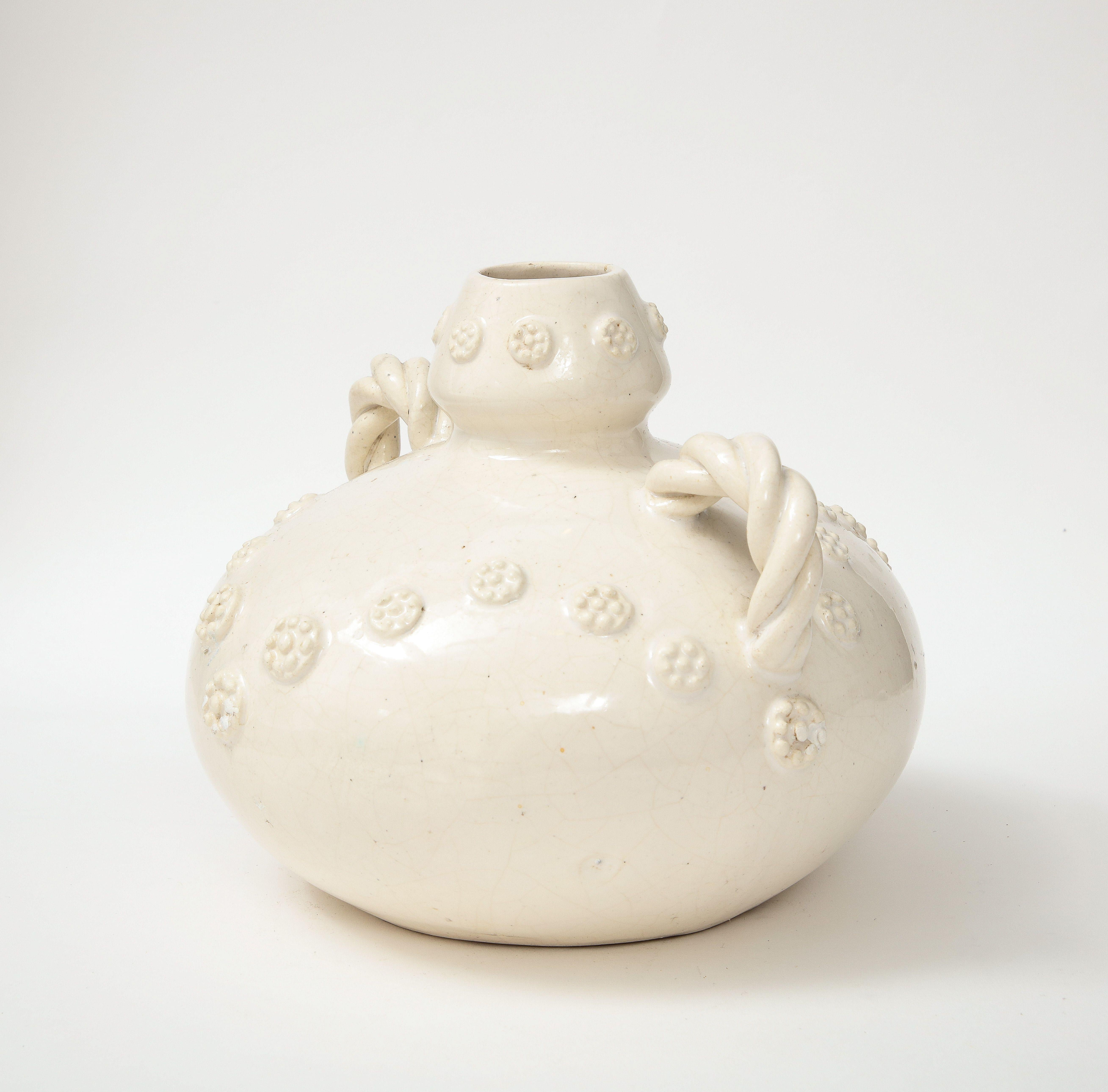 Eine einzigartige und schöne Fayence Krug zugeschrieben  an den französischen Keramiker Emile Tessier. Diese Vase, die zu einer Serie in unserem Bestand gehört, hat nicht nur eine schöne Form, sondern weist auch handgeschnitzte Details an der