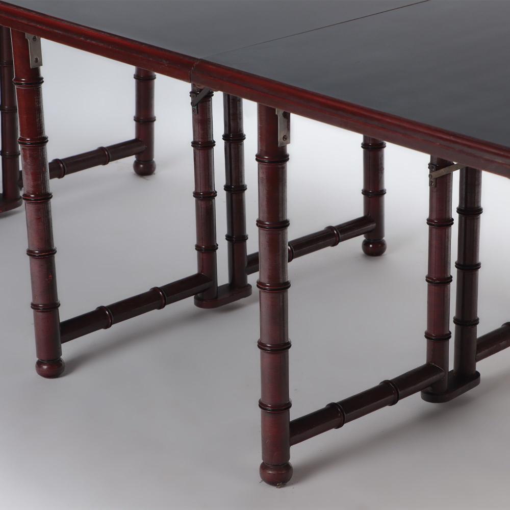 Tourné Table de salle à manger française en faux bambou, à la manière de Jansen, vers 1960. en vente