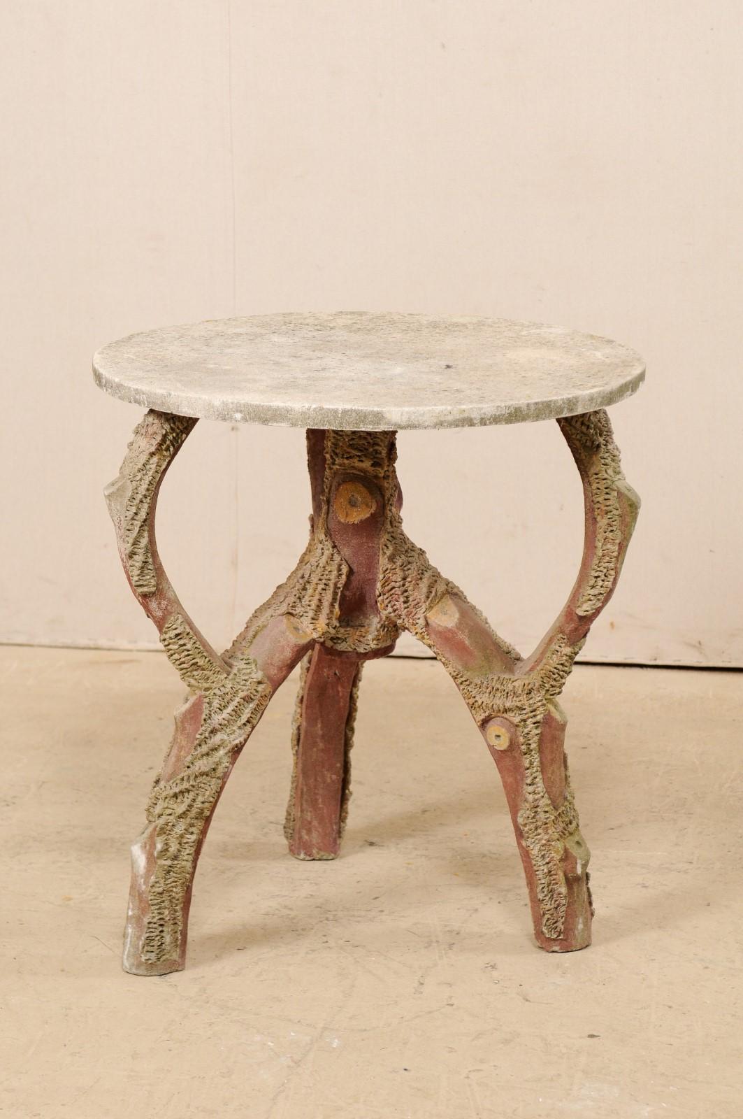Mesa de centro redonda francesa de imitación de bois de mediados del siglo XX Francés en venta