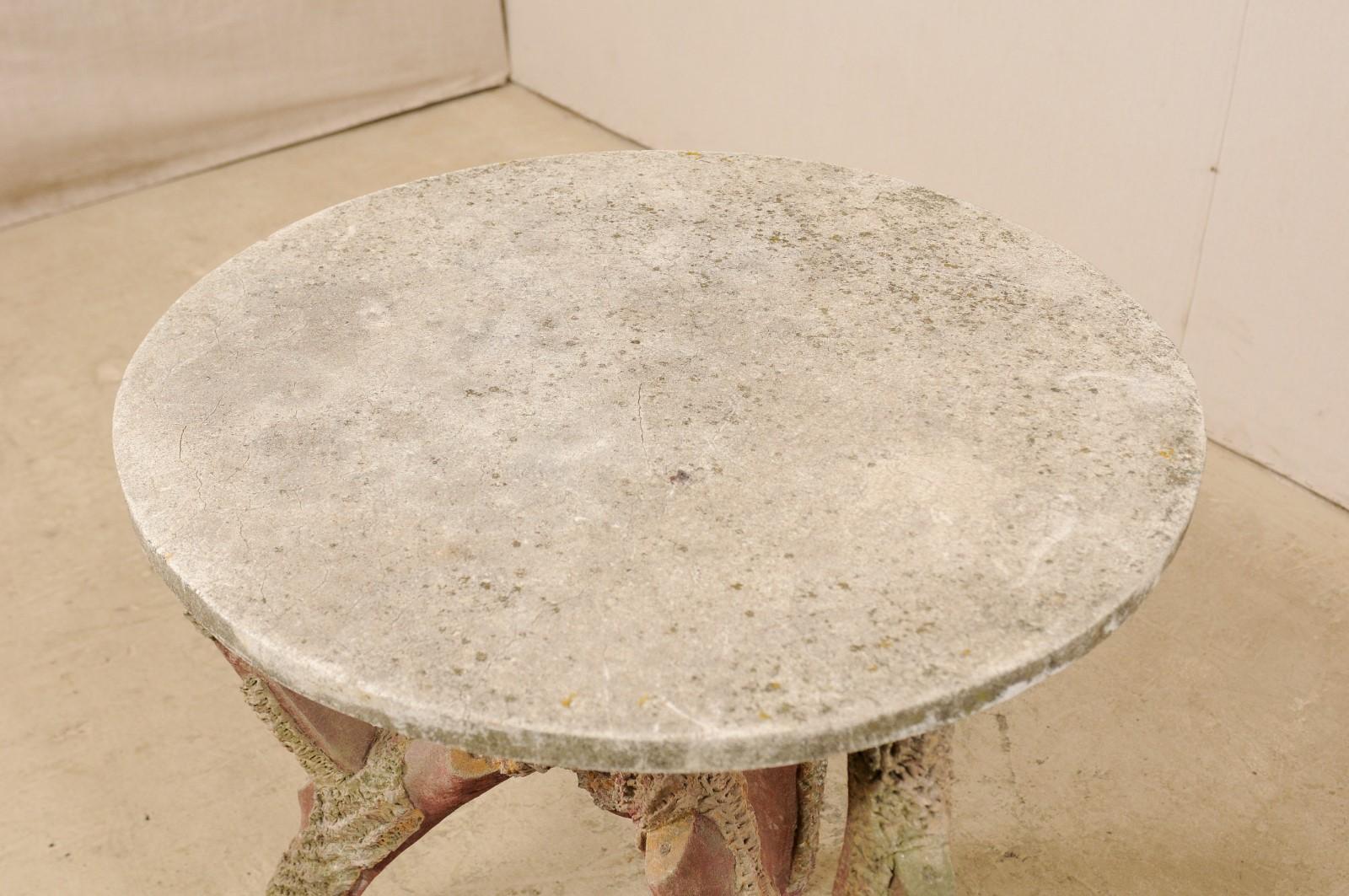 Mesa de centro redonda francesa de imitación de bois de mediados del siglo XX en venta 1