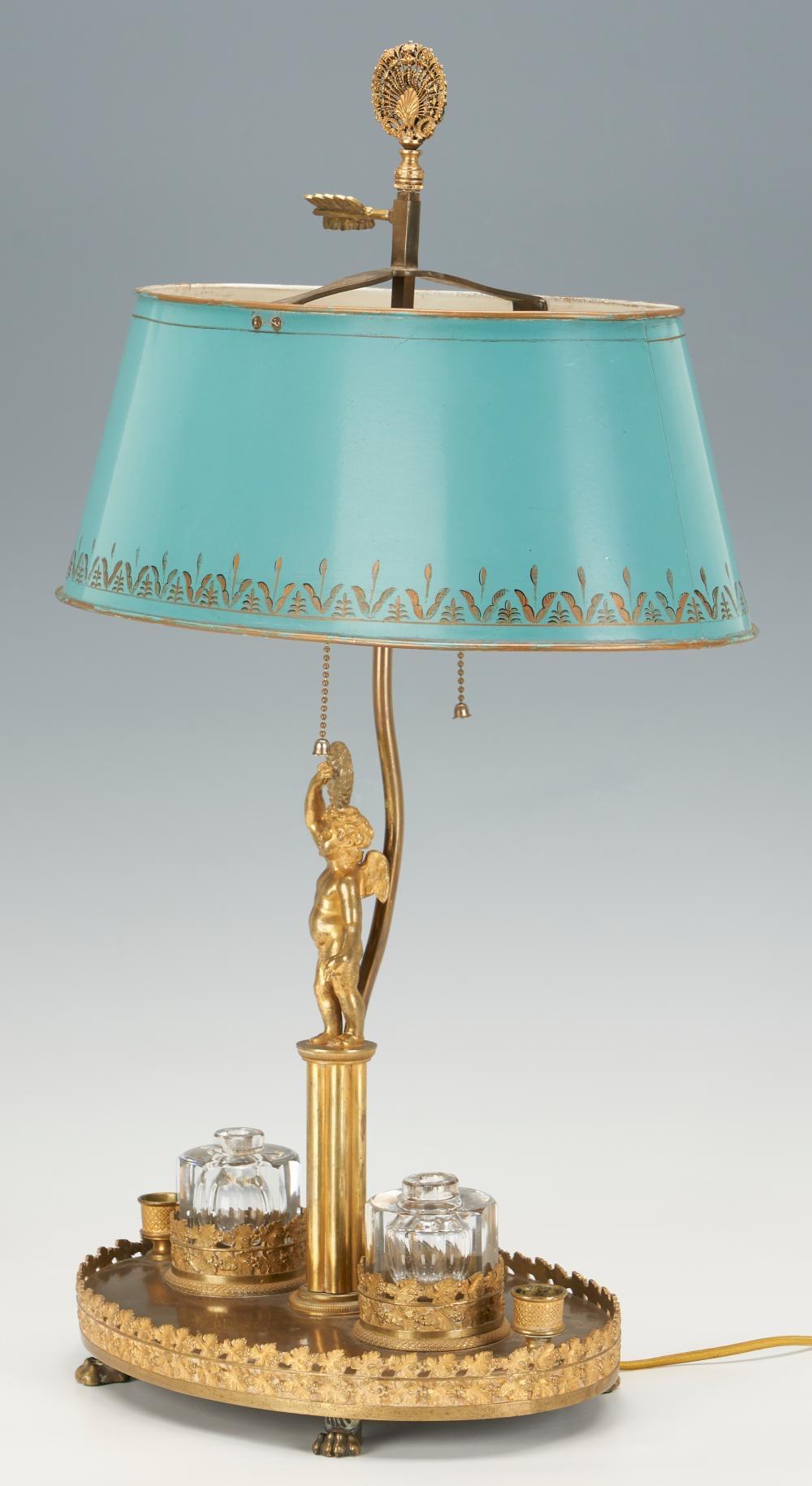 Français Lampe de bureau en bronze figuratif avec abat-jour en tôle en vente