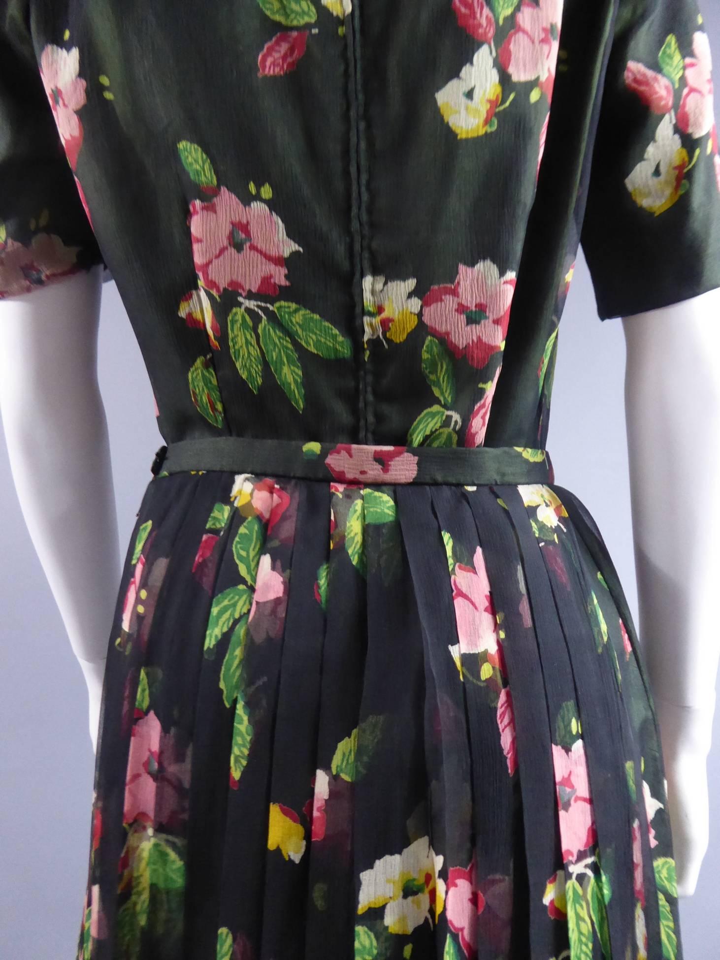 Noir Robe française en mousseline imprimée à fleurs avec jupe amovible, vers 1950-1960 en vente