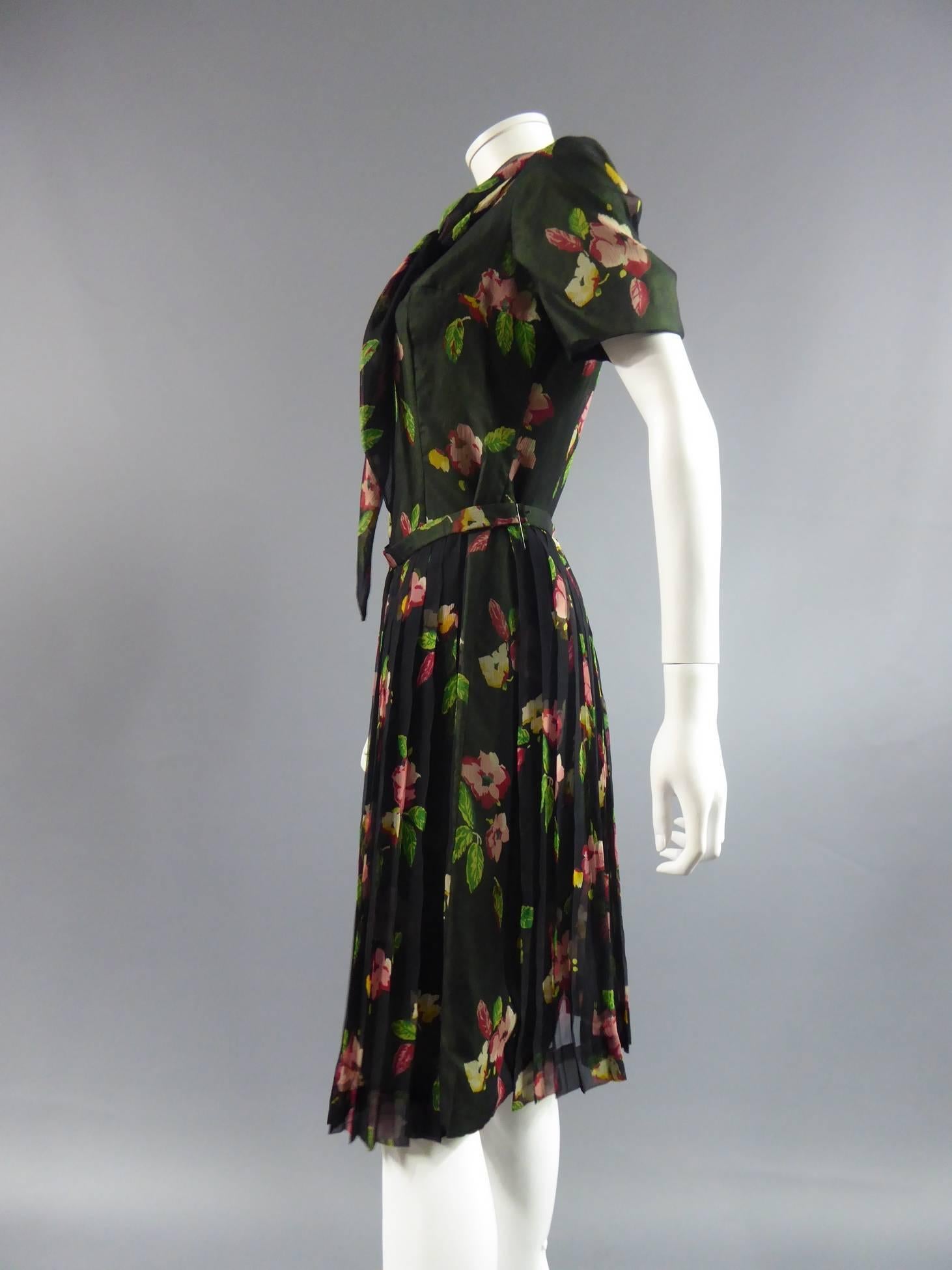 Robe française en mousseline imprimée à fleurs avec jupe amovible, vers 1950-1960 Pour femmes en vente