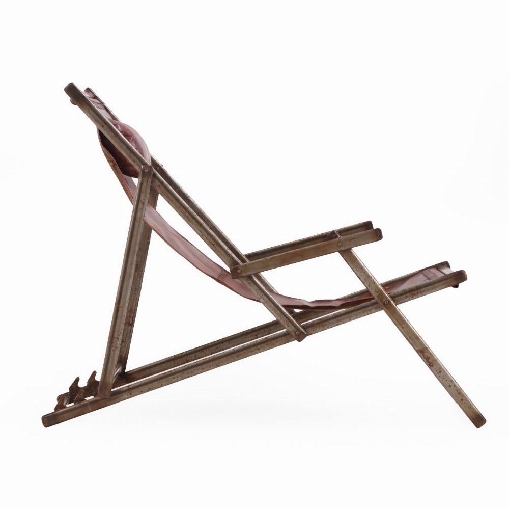 Français A.I.C., chaise longue pliante en fer et cuir, C. 1970. en vente