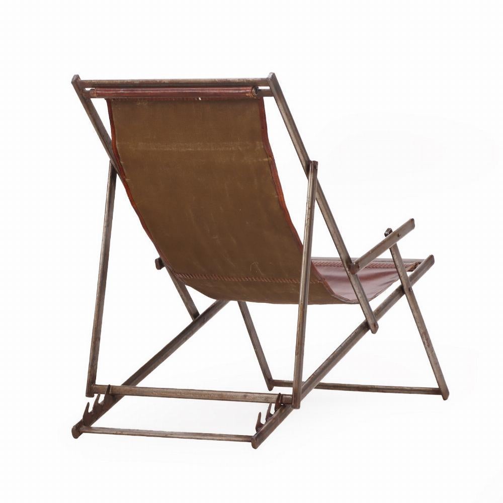 A.I.C., chaise longue pliante en fer et cuir, C. 1970. Bon état - En vente à Philadelphia, PA