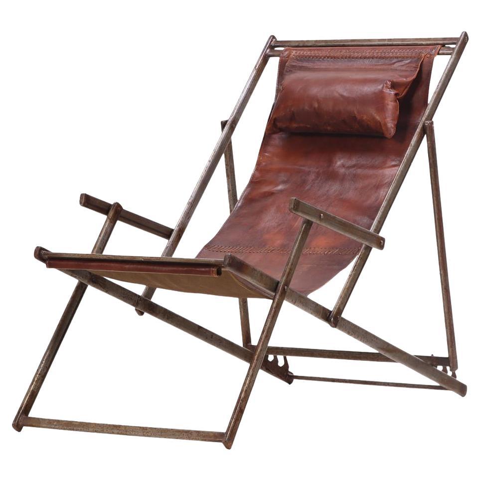 A.I.C., chaise longue pliante en fer et cuir, C. 1970. en vente
