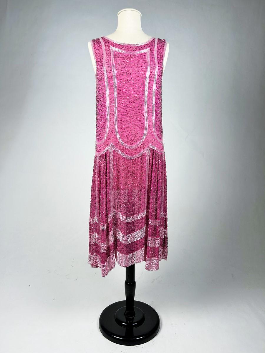 Französisches Fuschia-Flapper-Kleid mit Glasperlenstickerei, um 1925 im Zustand „Hervorragend“ im Angebot in Toulon, FR