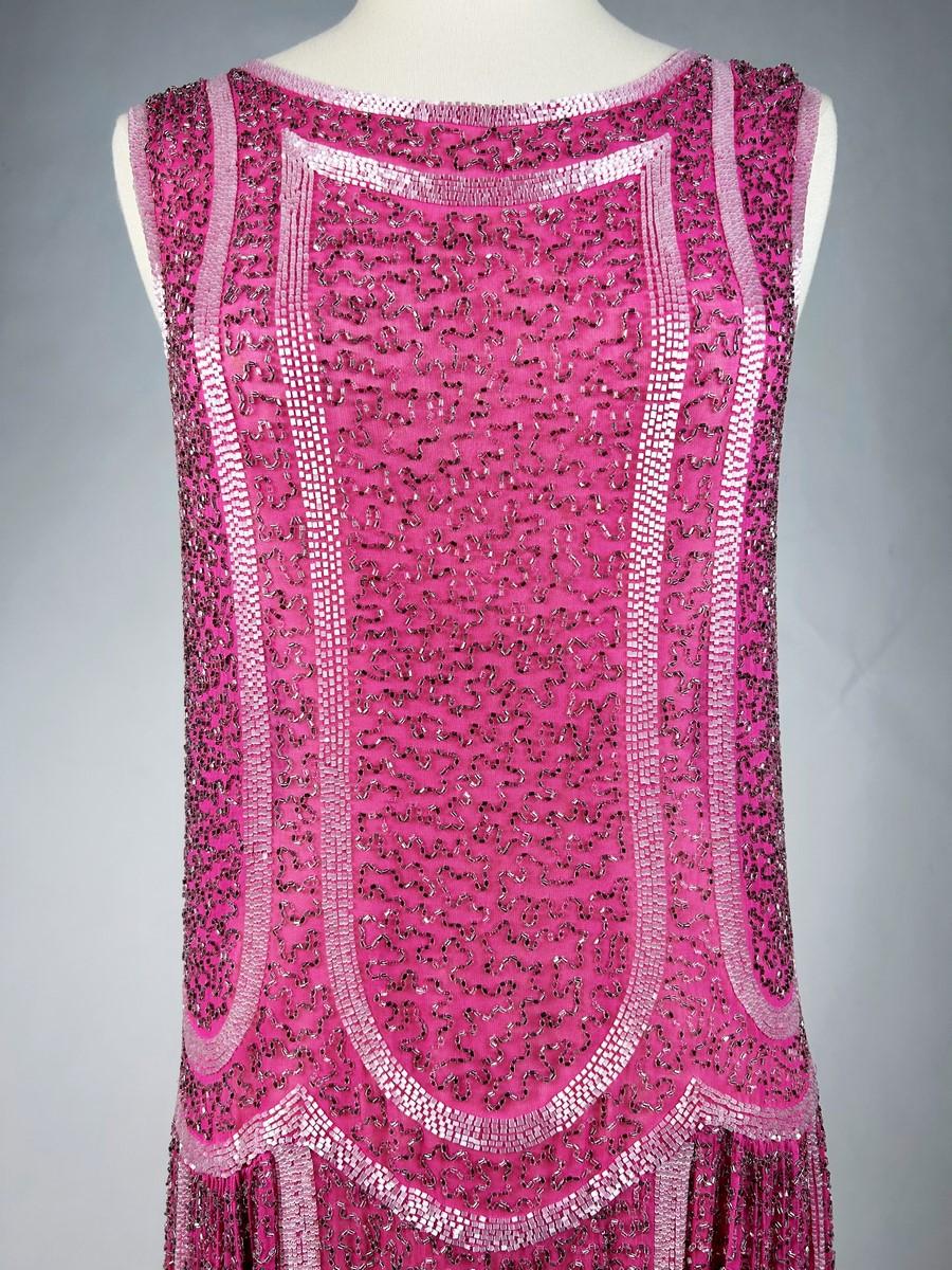 A French Fuschia Flapper dress with glass beads embroidery Circa 1925 In Excellent Condition For Sale In Toulon, FR