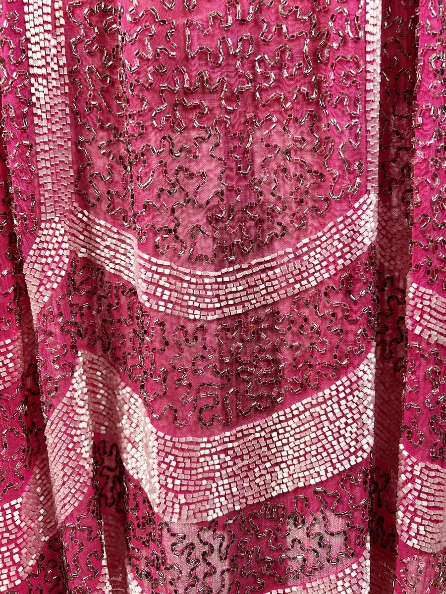 A French Fuschia Flapper dress with glass beads embroidery Circa 1925 For Sale 2