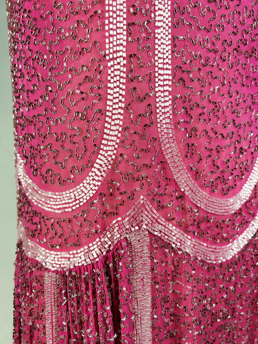 Französisches Fuschia-Flapper-Kleid mit Glasperlenstickerei, um 1925 im Angebot 3