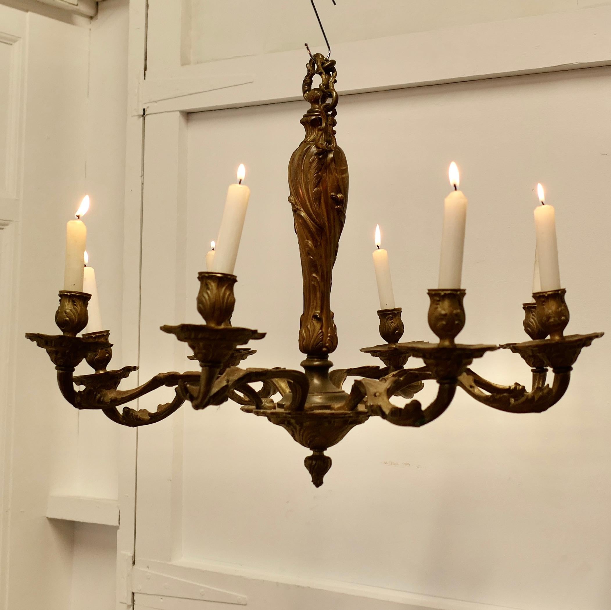 Lampadario rococò francese a 8 rami in ottone dorato (Candeliere)

Si tratta di un pezzo di eccellente qualità e di grandi dimensioni, molto pesante e con una splendida finitura dorata invecchiata.
Il lampadario è decorato in stile rococò con foglie