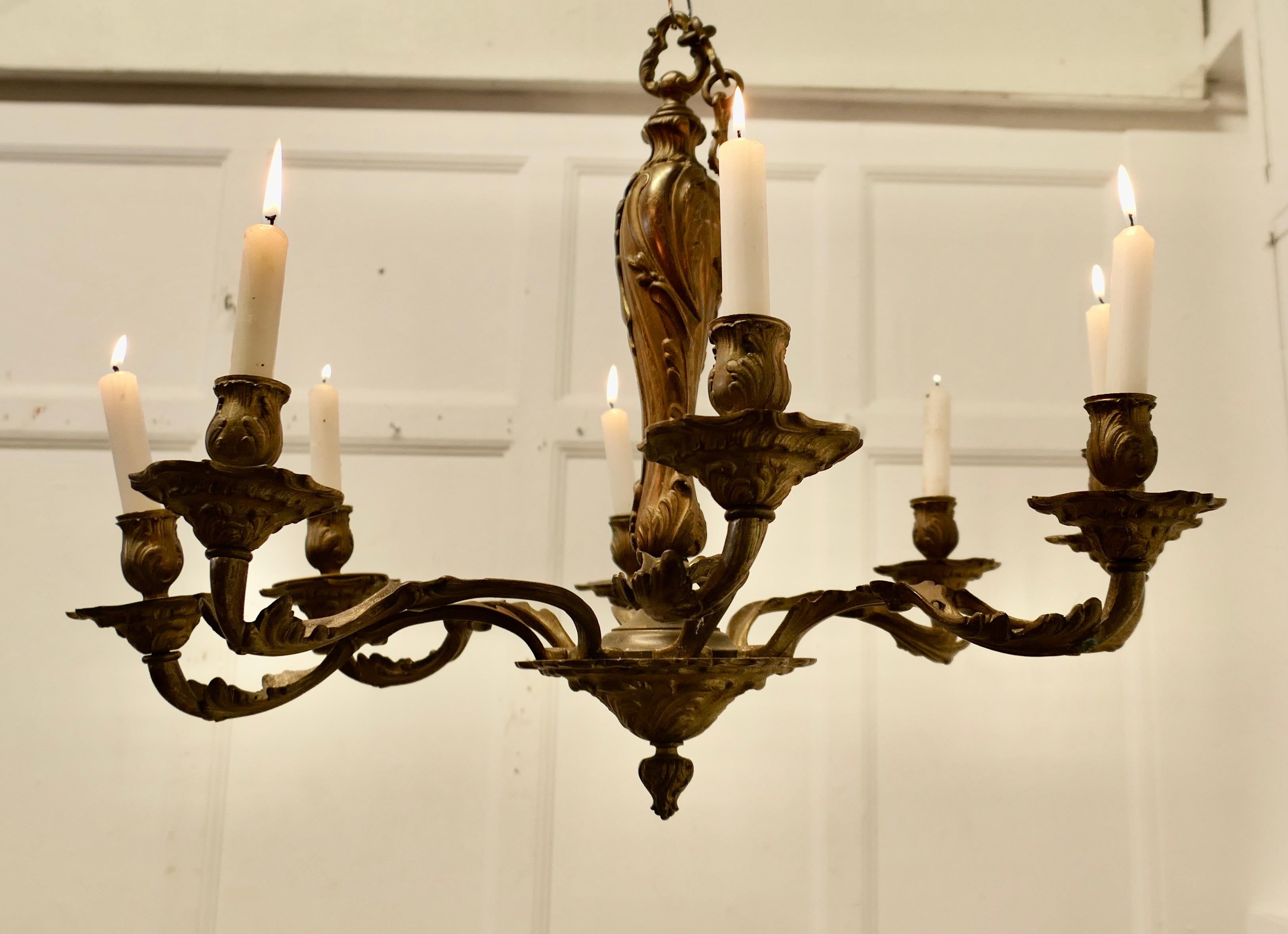 Rococò Lampadario rococò francese a 8 rami in ottone dorato (Candeliere) in vendita