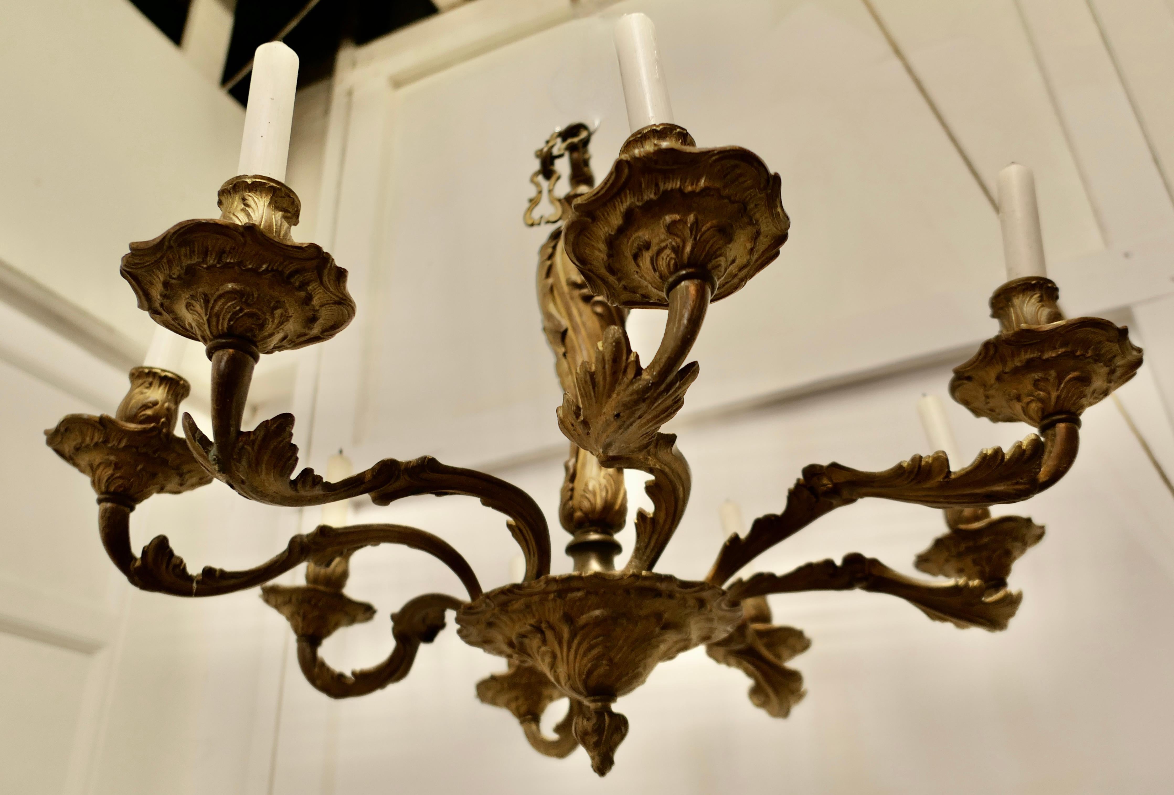 XIX secolo Lampadario rococò francese a 8 rami in ottone dorato (Candeliere) in vendita