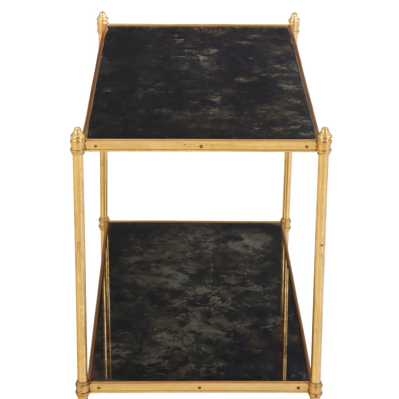 Français Table à plateau en miroir en laiton doré, à la manière de la Maison Jansen, C. 1950. en vente