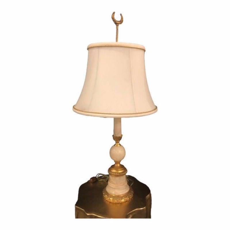 Eine französische Tischlampe aus vergoldeter Bronze und Alabaster
Diese elegante Alabaster-Tischlampe zeichnet sich durch eine hochwertige und detaillierte Verarbeitung der Bronze aus. Die Kombination von Weiß und Gold sowie die Schlichtheit der