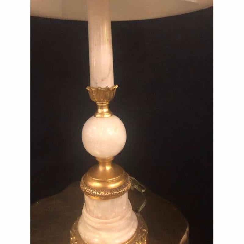 Französische Tischlampe aus vergoldeter Bronze und Alabaster im Zustand „Gut“ im Angebot in Plainview, NY