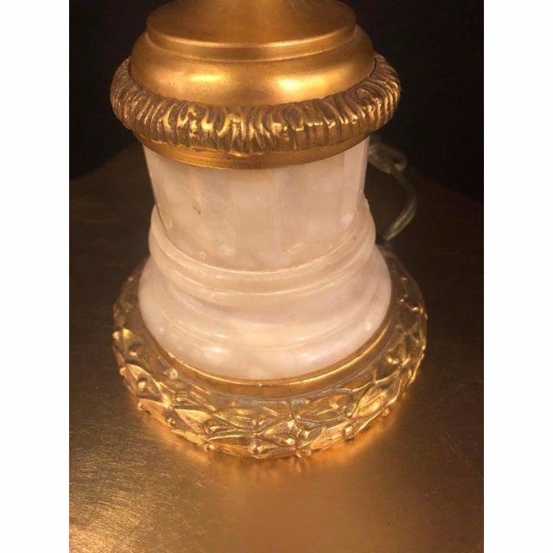Französische Tischlampe aus vergoldeter Bronze und Alabaster im Angebot 4