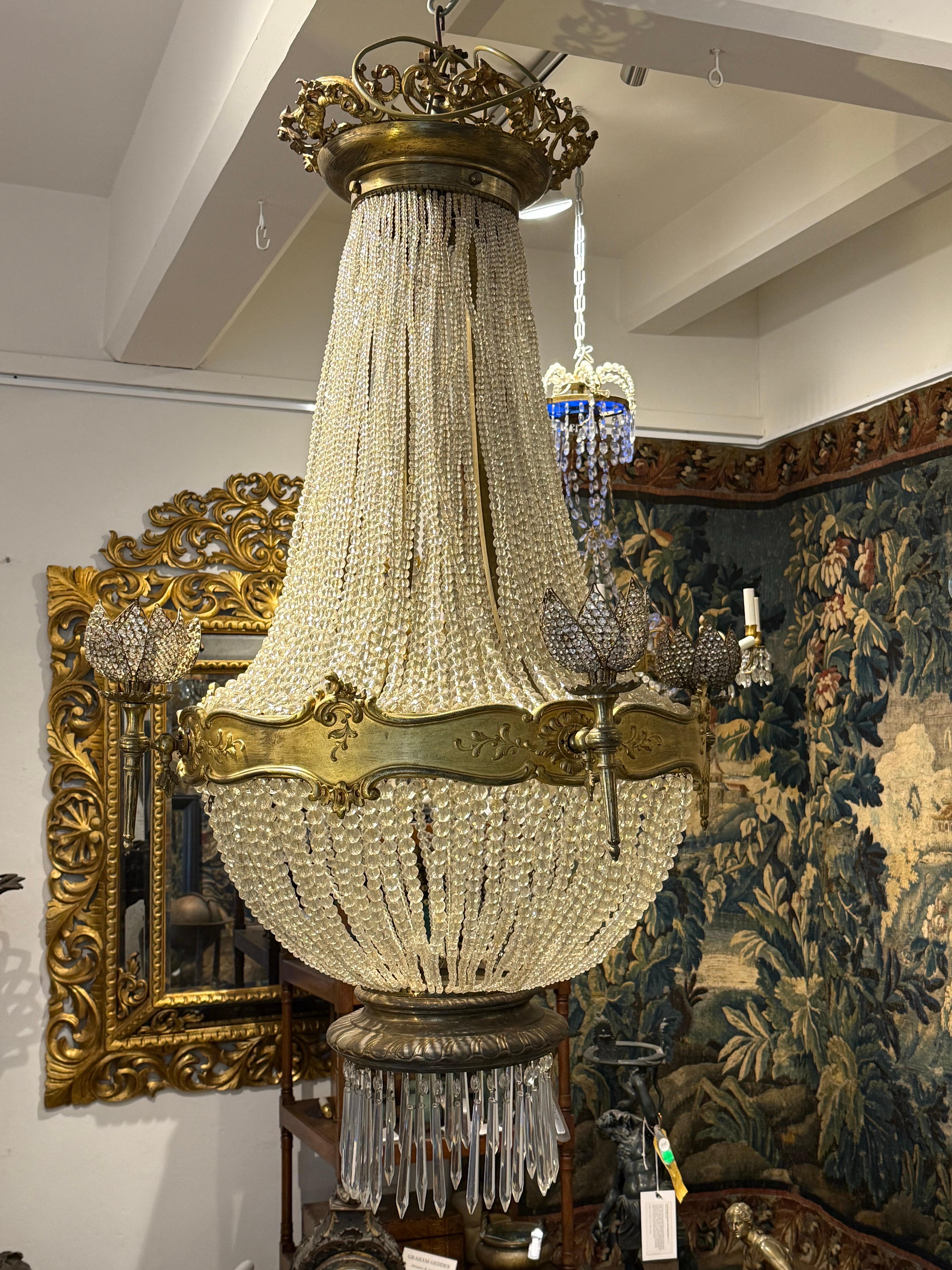 Bronzo Lampadario a cestello francese in bronzo dorato e vetro, XIX secolo in vendita