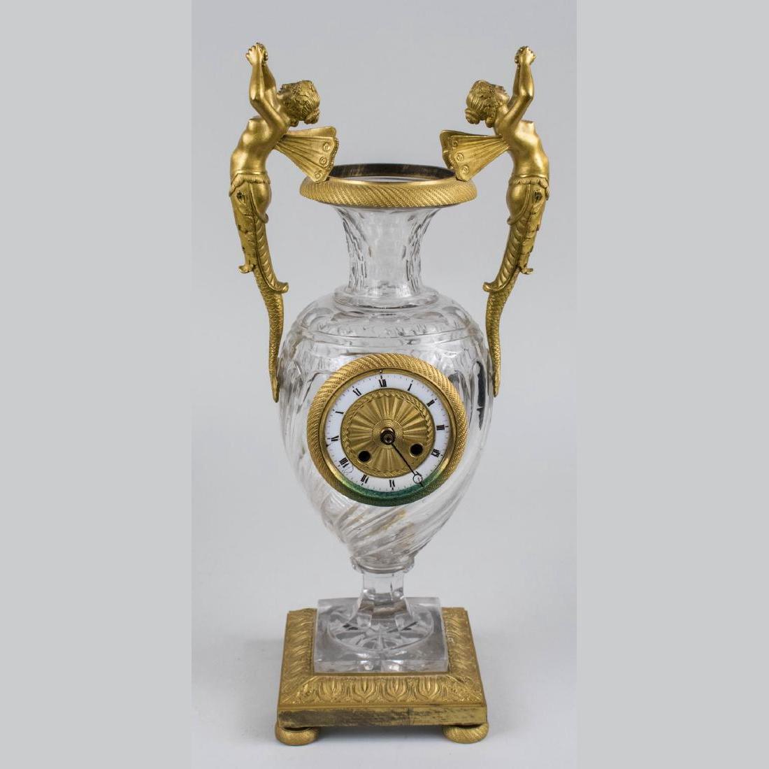 Français Set d'horloge français en bronze doré et verre en vente