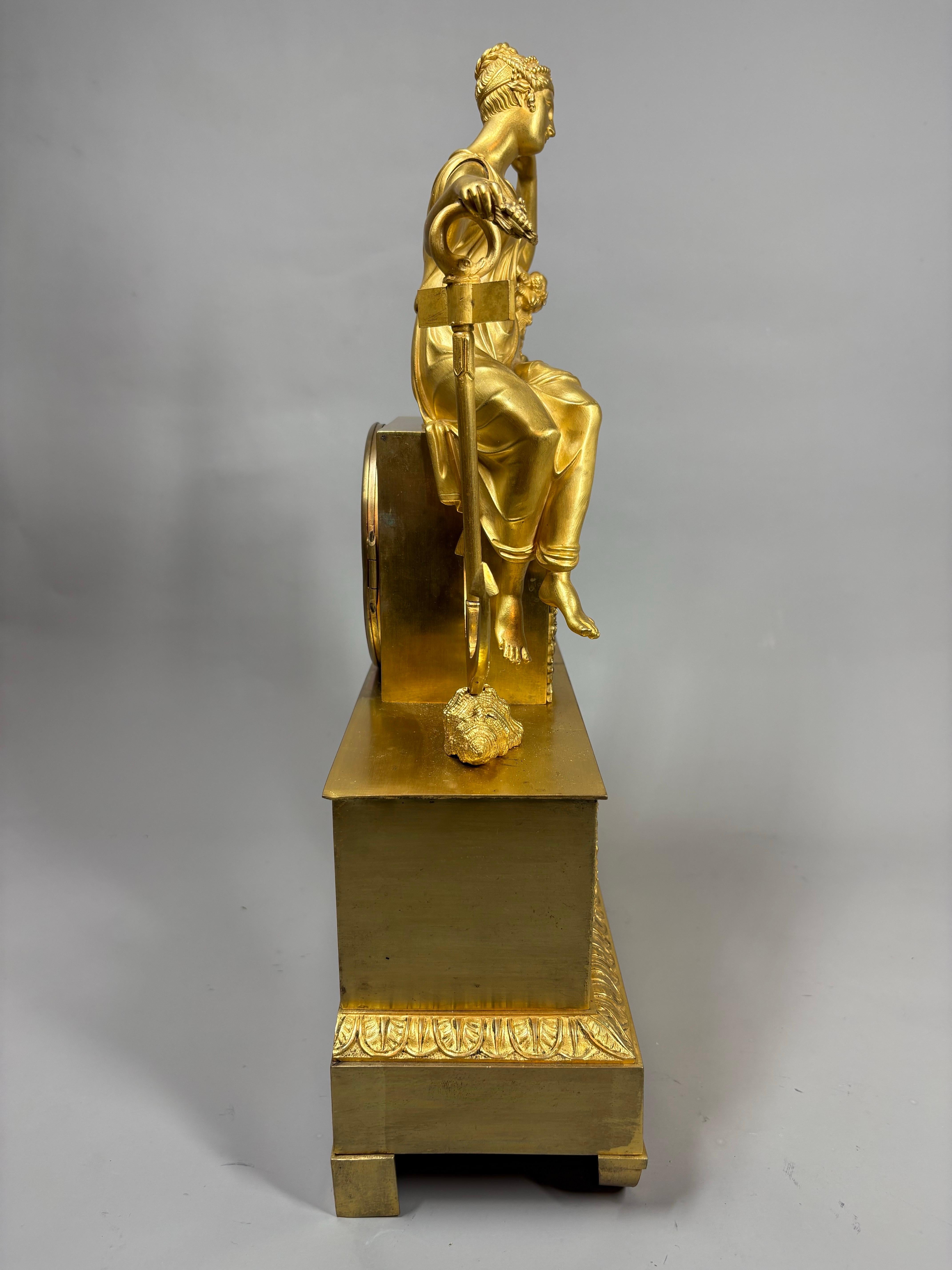 A French Gilt bronze Charles X mantel clock, circa 1825 en venta 4