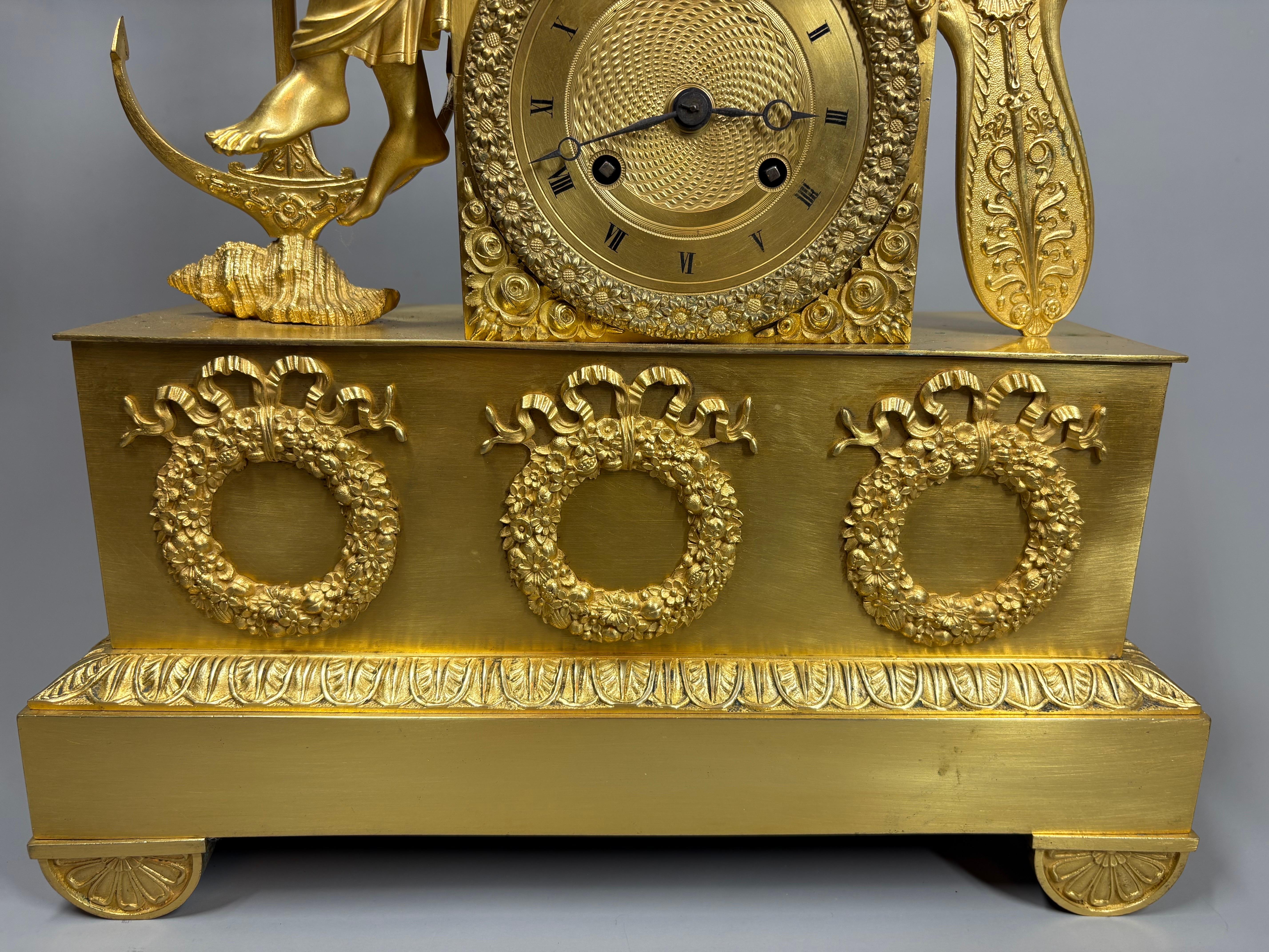 A French Gilt bronze Charles X mantel clock, circa 1825 en venta 6