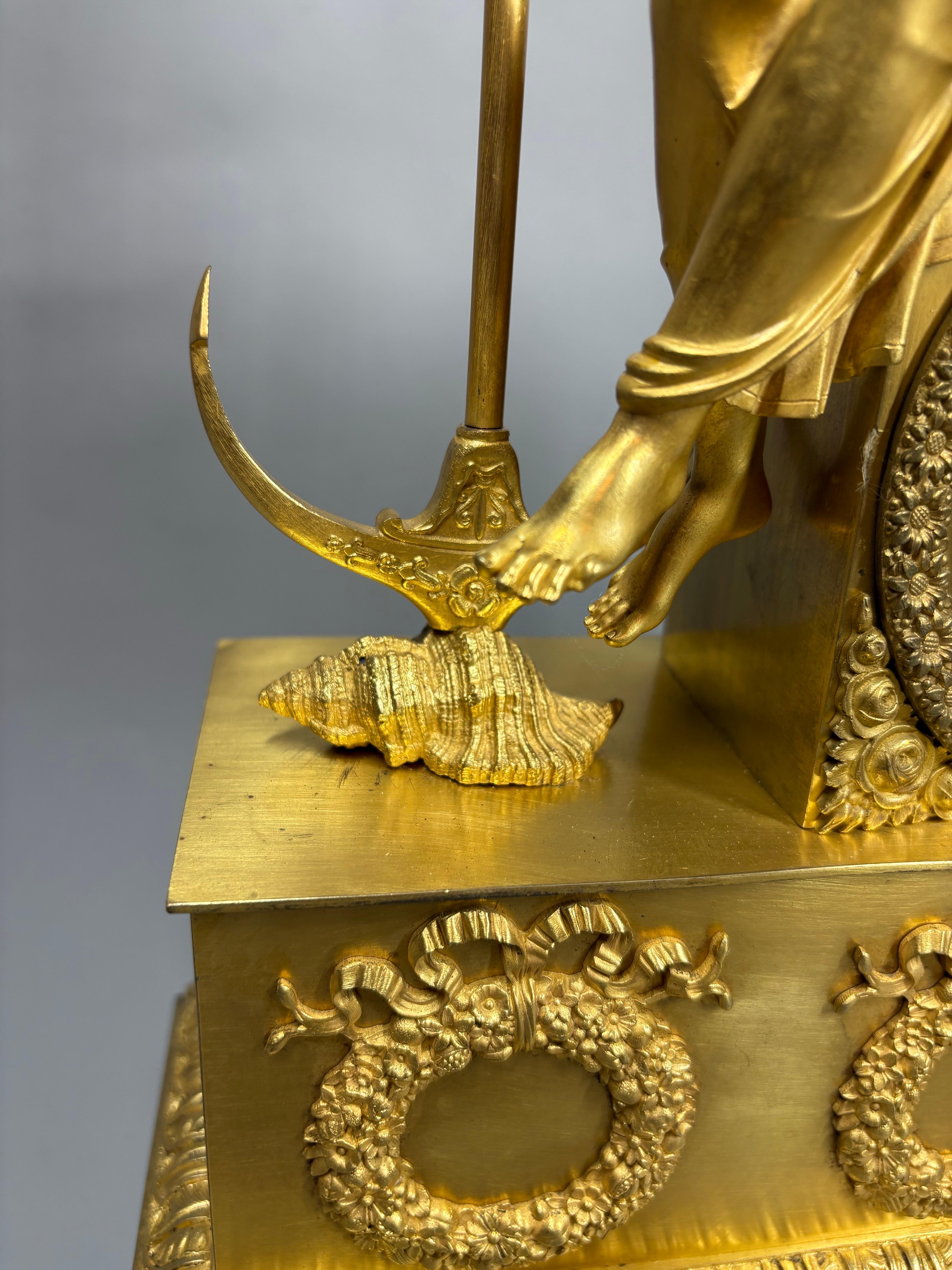 A French Gilt bronze Charles X mantel clock, circa 1825 en venta 7