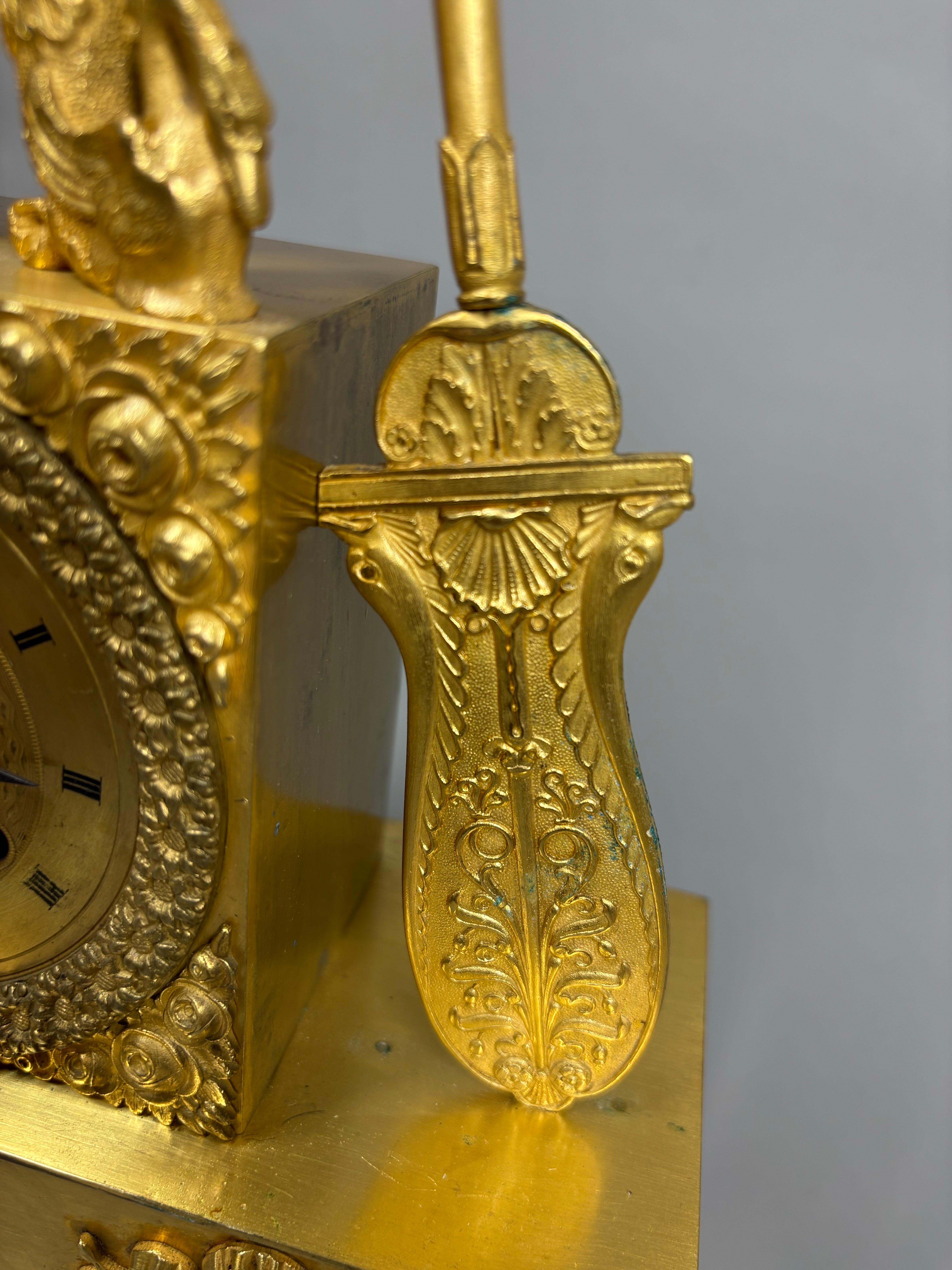 A French Gilt bronze Charles X mantel clock, circa 1825 en venta 8