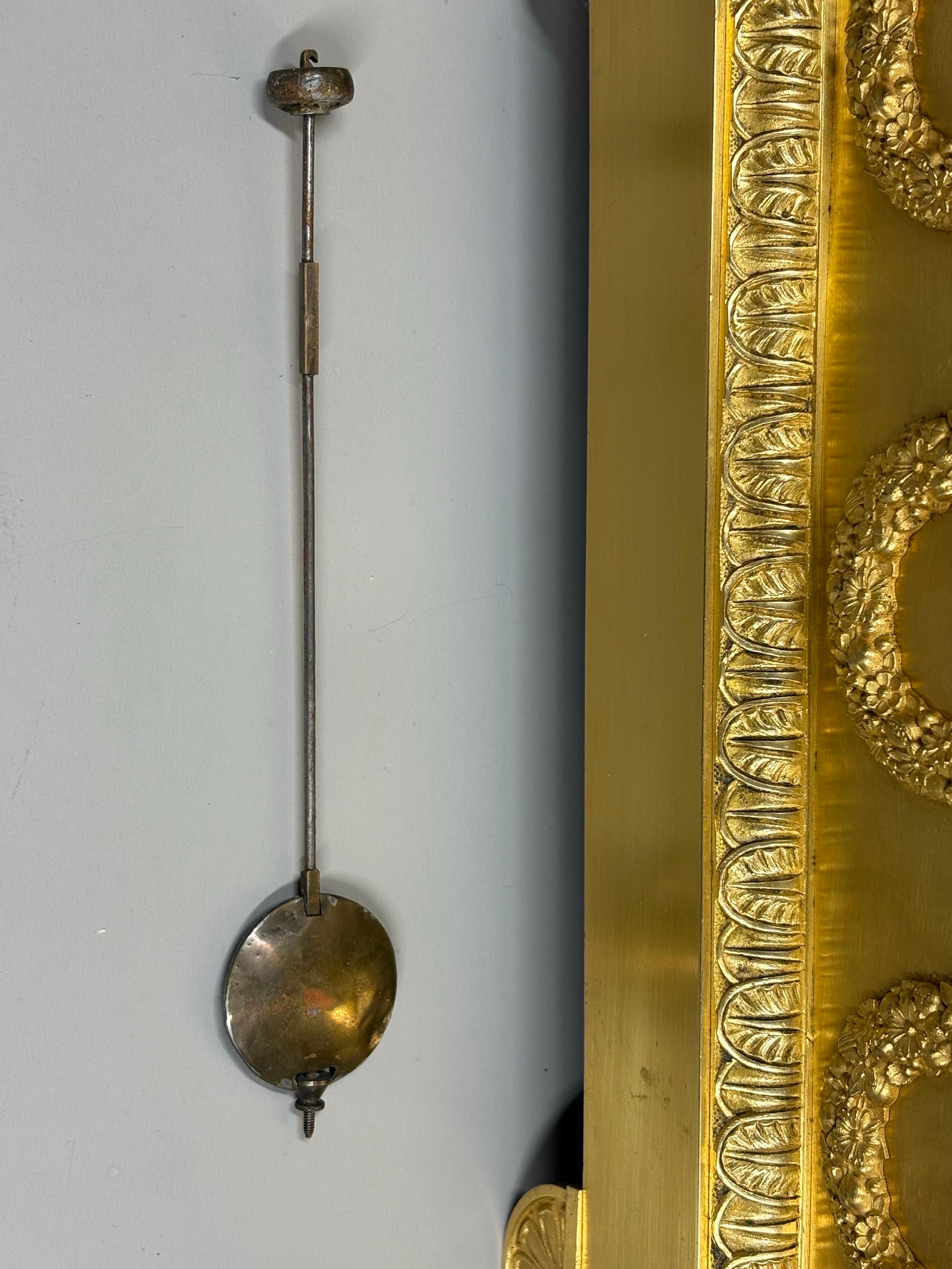 A French Gilt bronze Charles X mantel clock, circa 1825 en venta 11