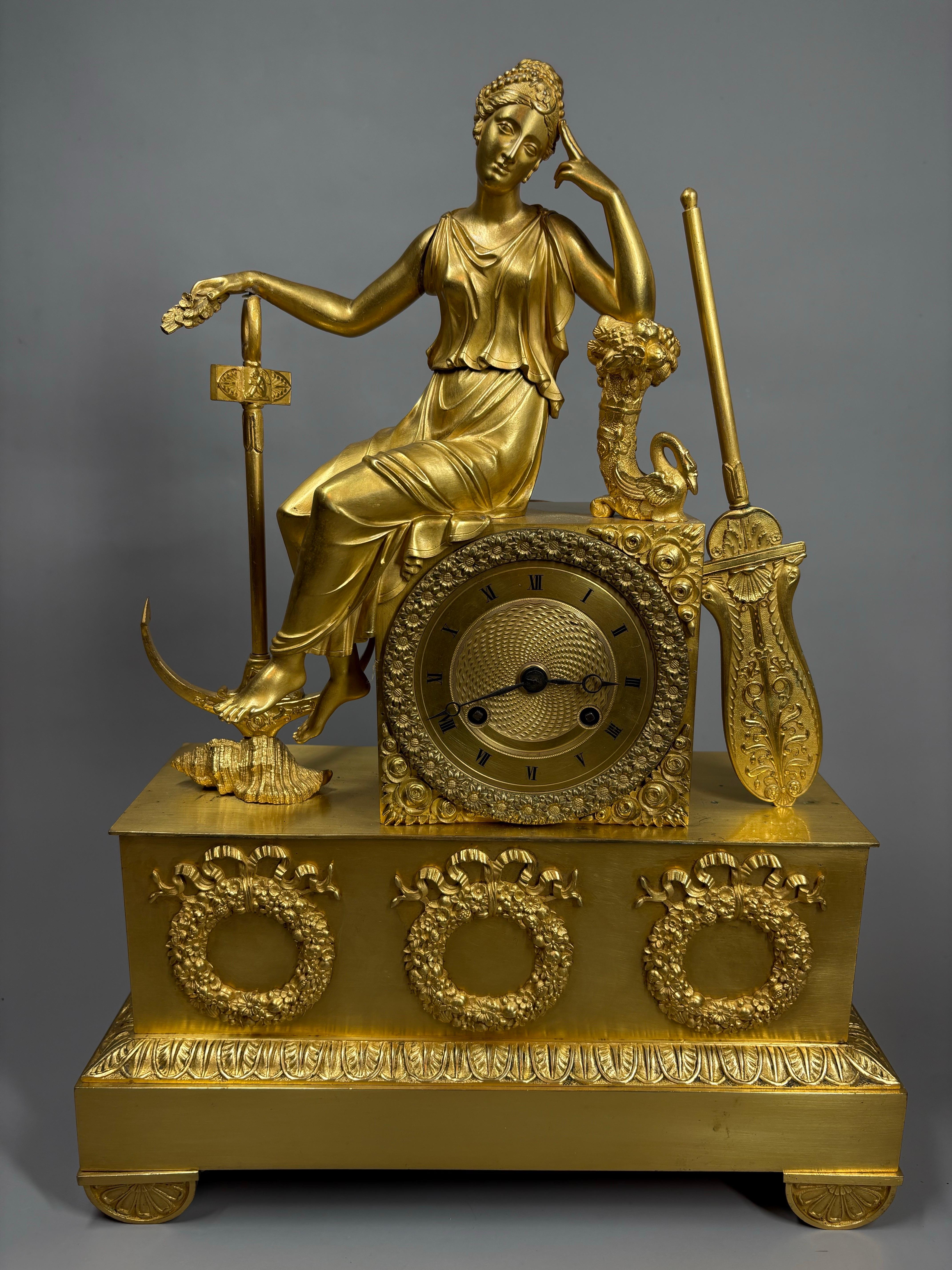  Reloj de chimenea figurativo francés de bronce dorado de la época de Charles X, hacia 1825. Saint-Nicolas-d'Aliermont y París, c. 1825. El grupo escultórico representa una alegoría de la navegación o la Esperanza y presenta una figura femenina