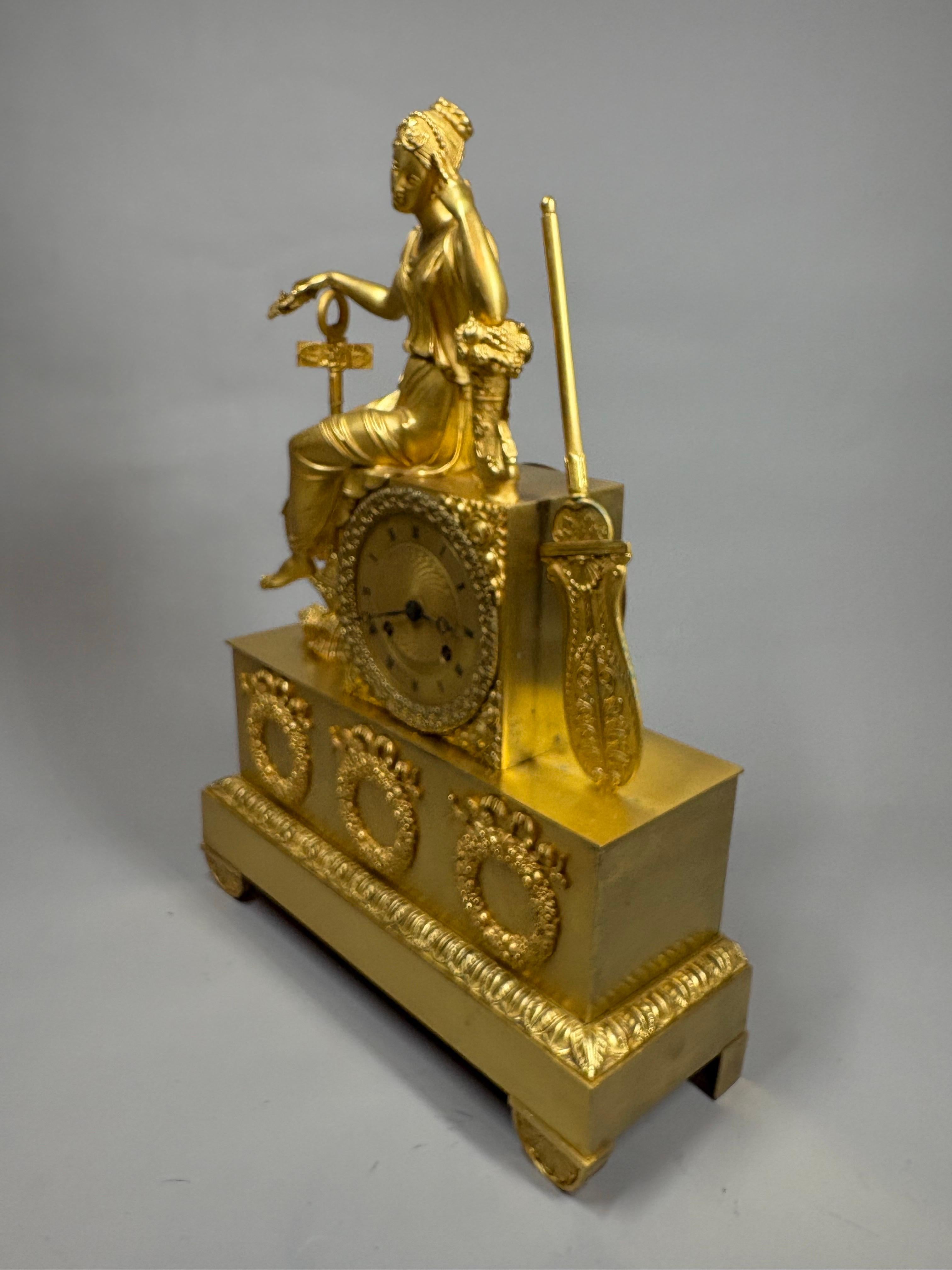A French Gilt bronze Charles X mantel clock, circa 1825 Francés en venta