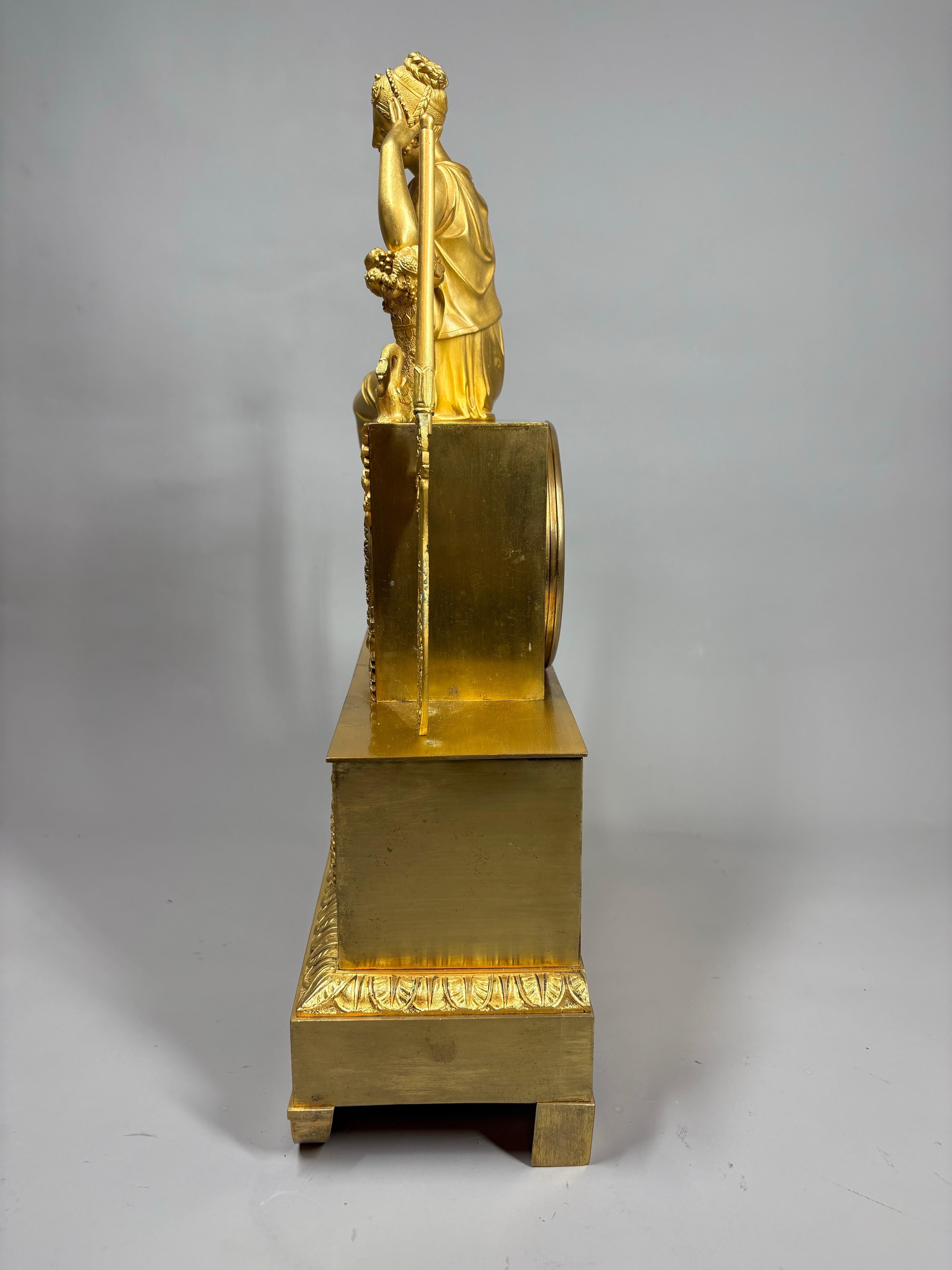 A French Gilt bronze Charles X mantel clock, circa 1825 principios del siglo XIX en venta