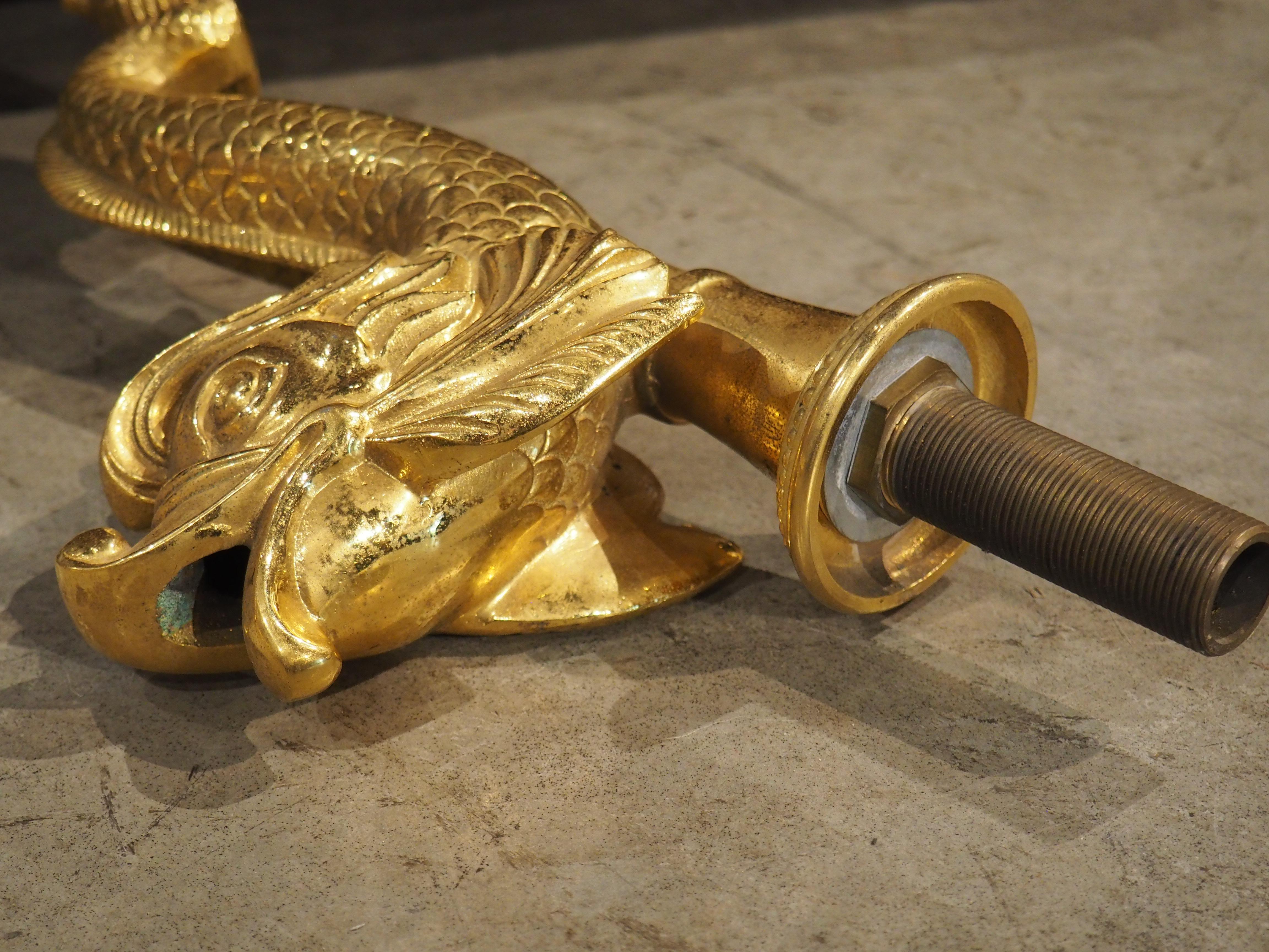 Französische vergoldete Bronze-Wasserlöffel in Delphin-Form, 20. Jahrhundert (Vergoldet) im Angebot