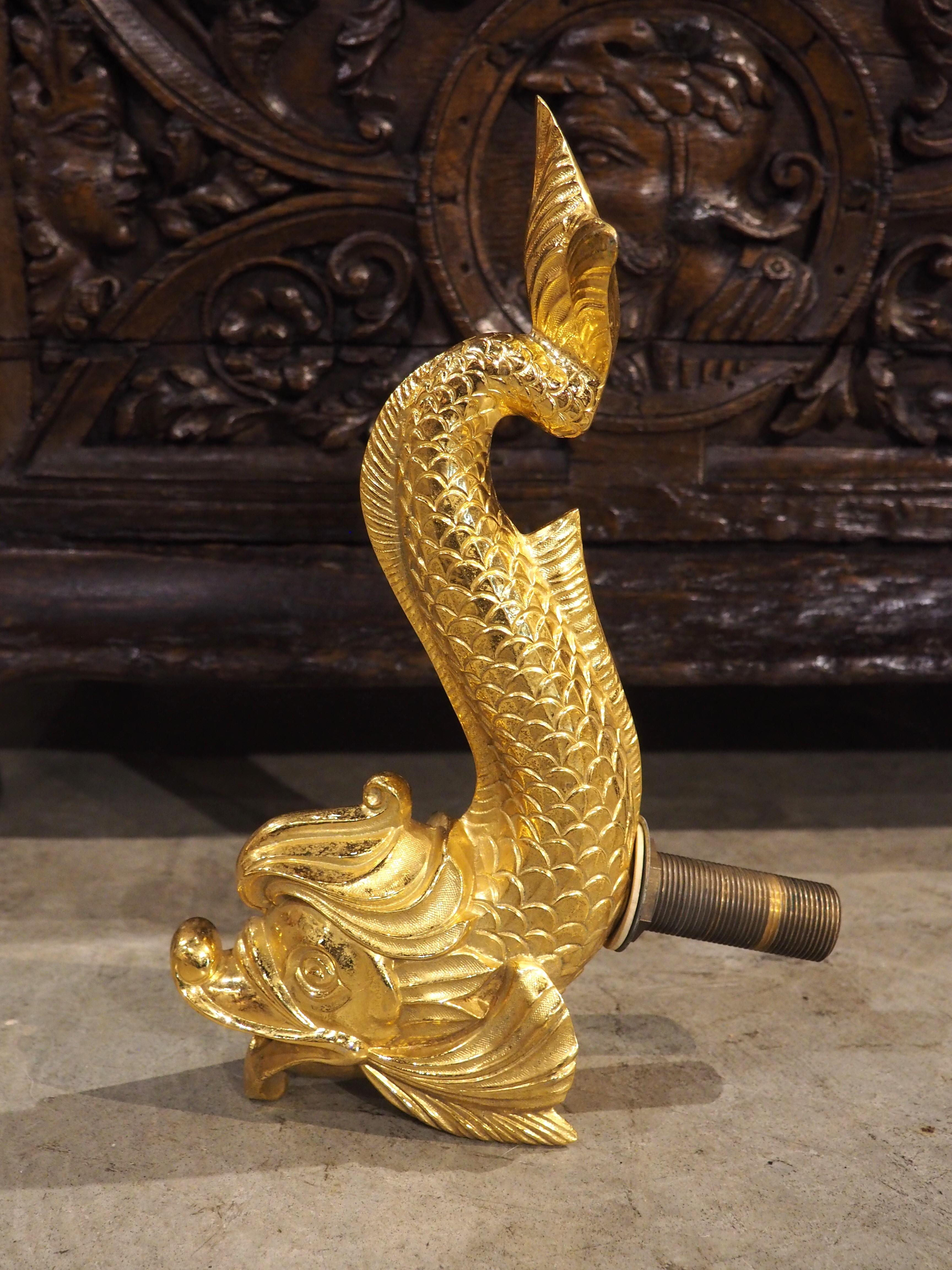 Französische vergoldete Bronze-Wasserlöffel in Delphin-Form, 20. Jahrhundert im Zustand „Gut“ im Angebot in Dallas, TX