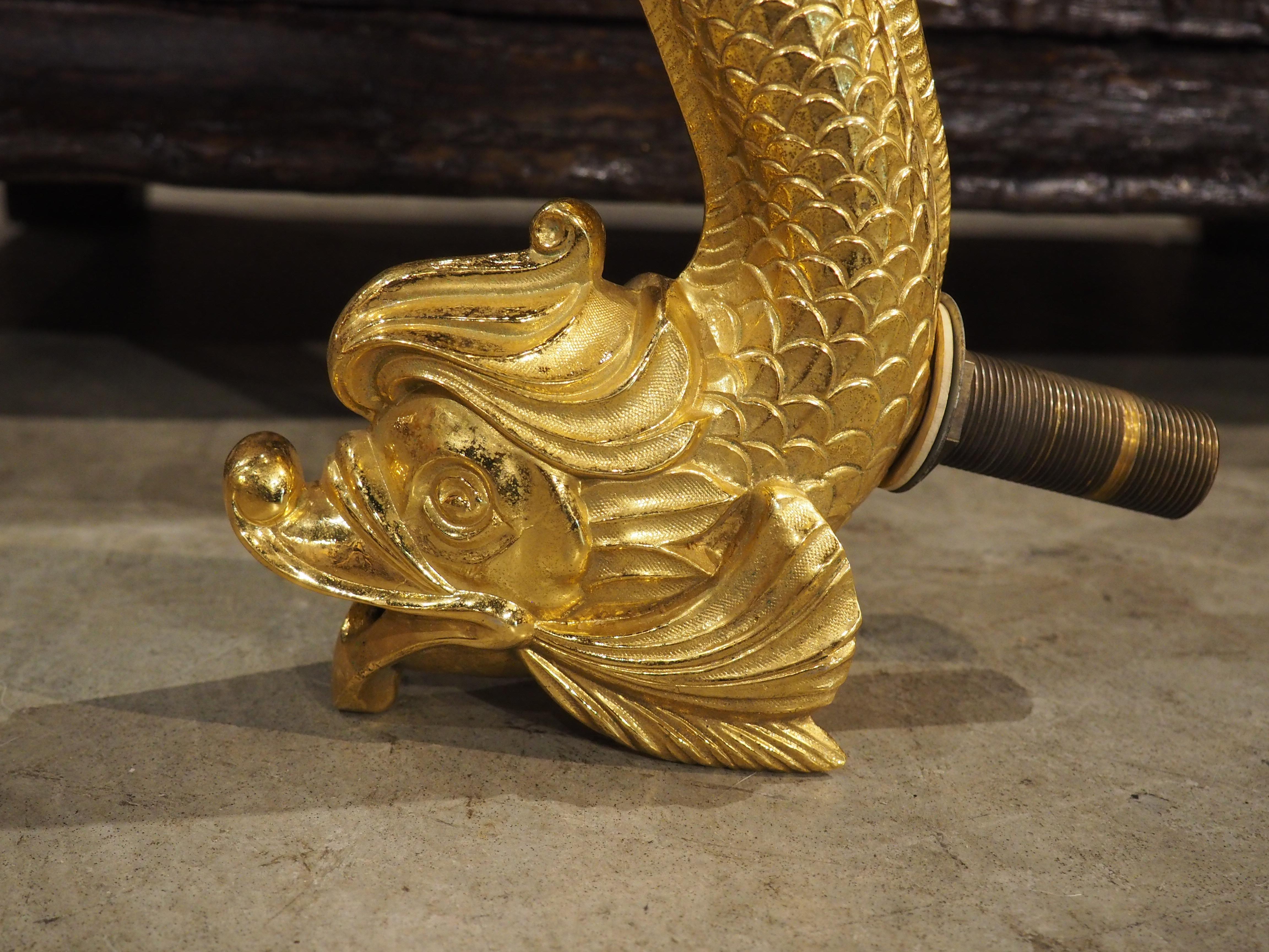 Französische vergoldete Bronze-Wasserlöffel in Delphin-Form, 20. Jahrhundert (Metall) im Angebot