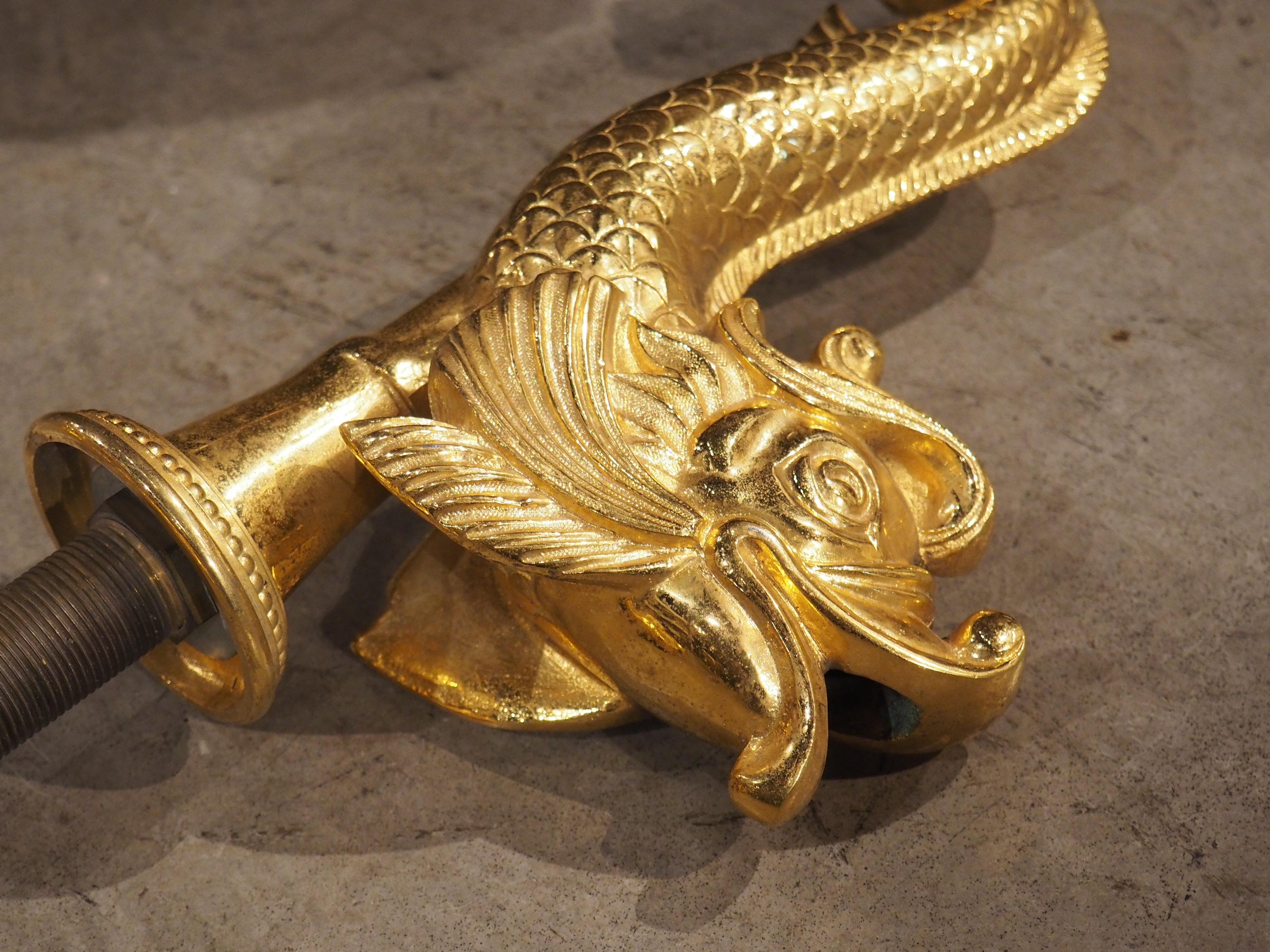 Französische vergoldete Bronze-Wasserlöffel in Delphin-Form, 20. Jahrhundert (Metall) im Angebot
