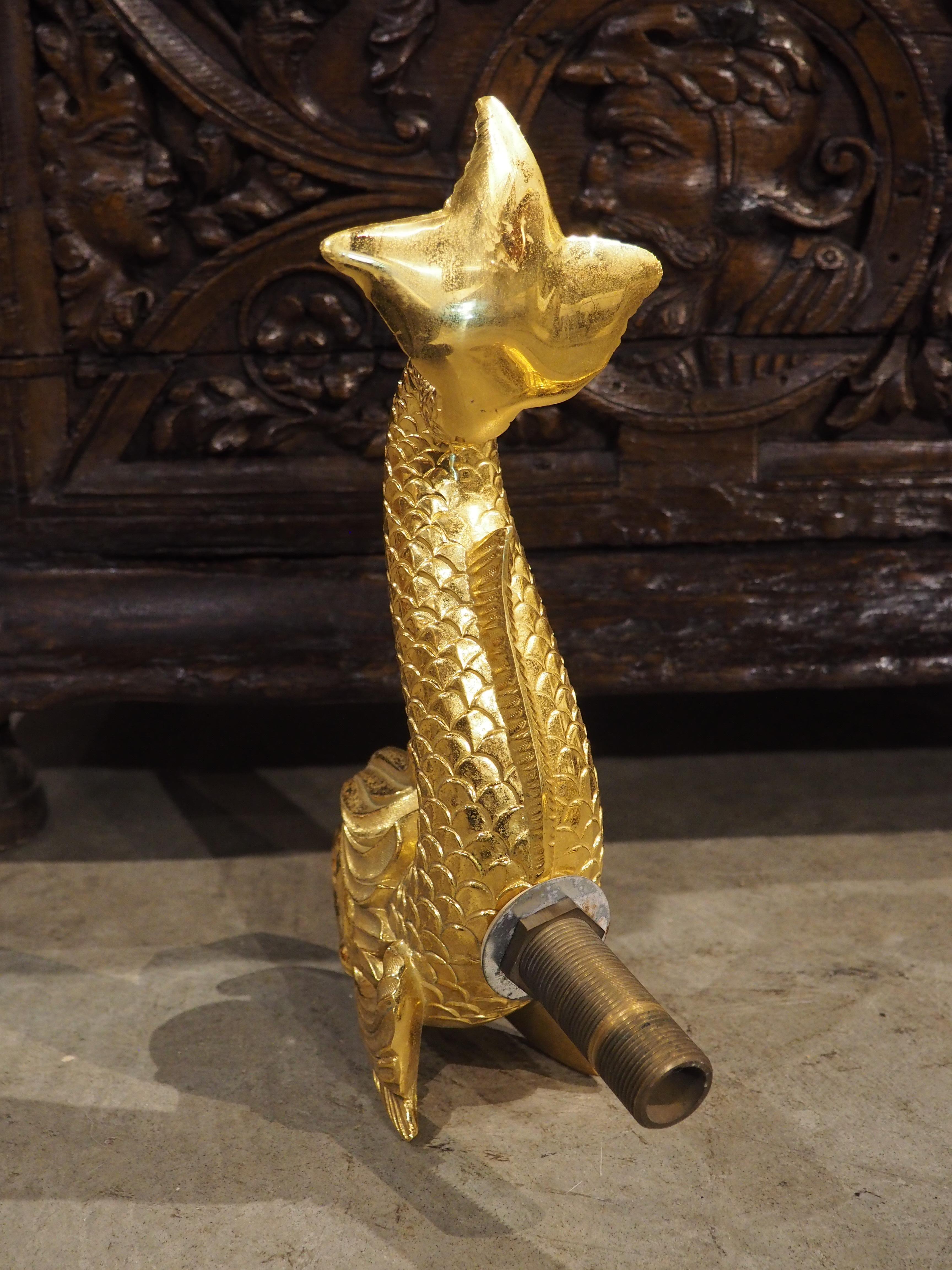 Französische vergoldete Bronze-Wasserlöffel in Delphin-Form, 20. Jahrhundert im Angebot 1