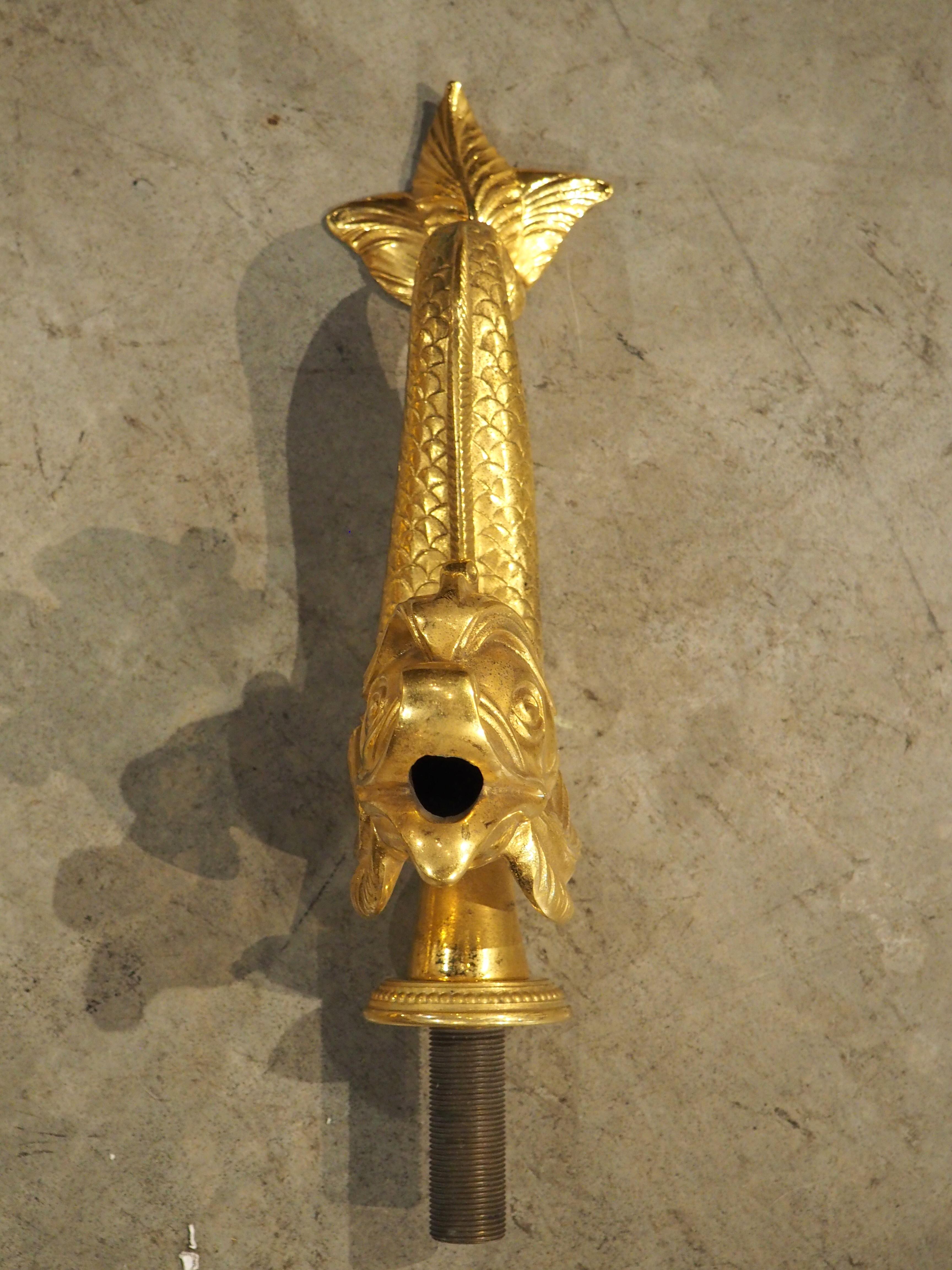 Französische vergoldete Bronze-Wasserlöffel in Delphin-Form, 20. Jahrhundert im Angebot 2