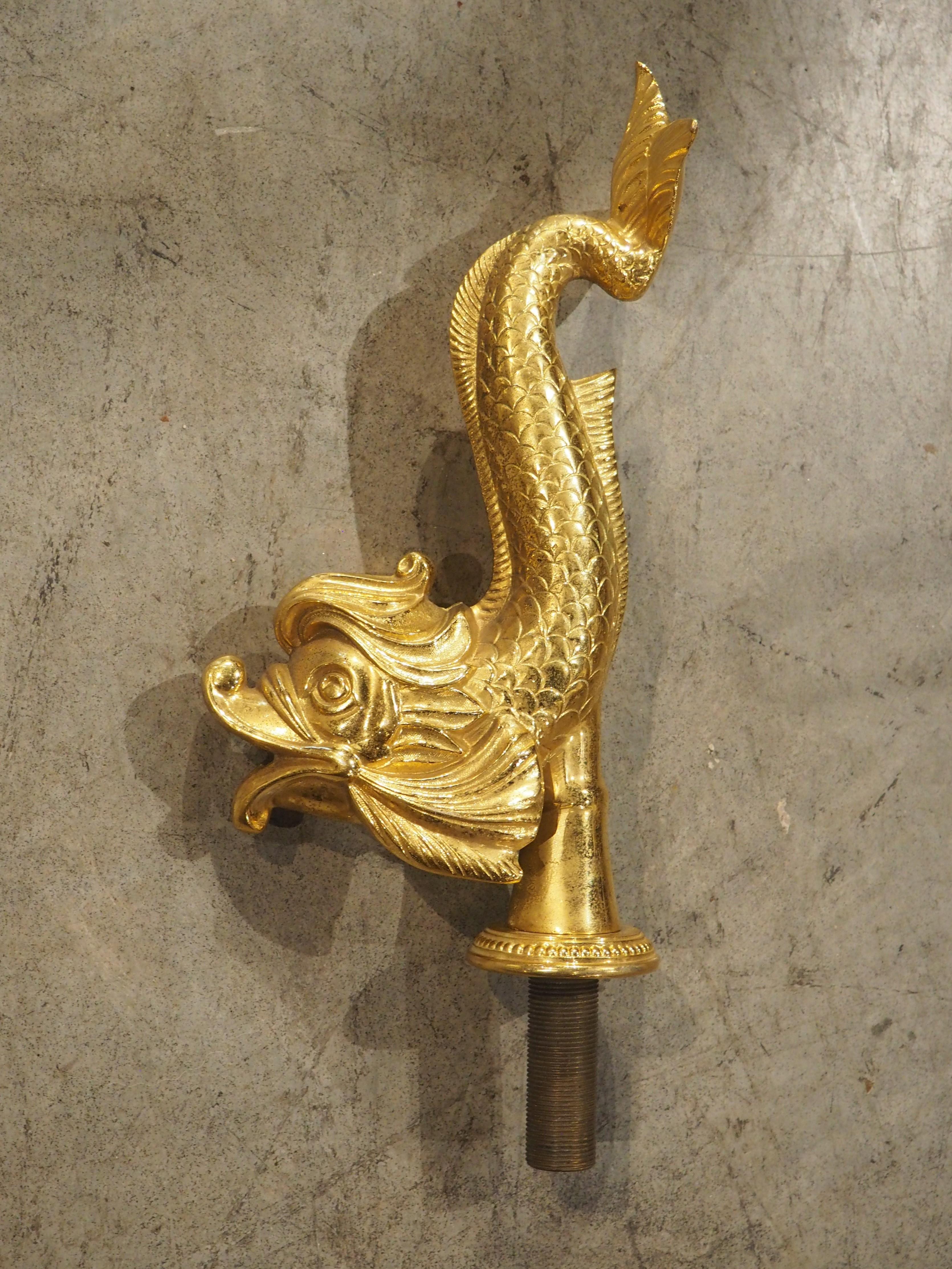 Französische vergoldete Bronze-Wasserlöffel in Delphin-Form, 20. Jahrhundert im Angebot 3