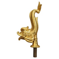 Beccuccio d'acqua francese a forma di delfino in bronzo dorato, XX secolo