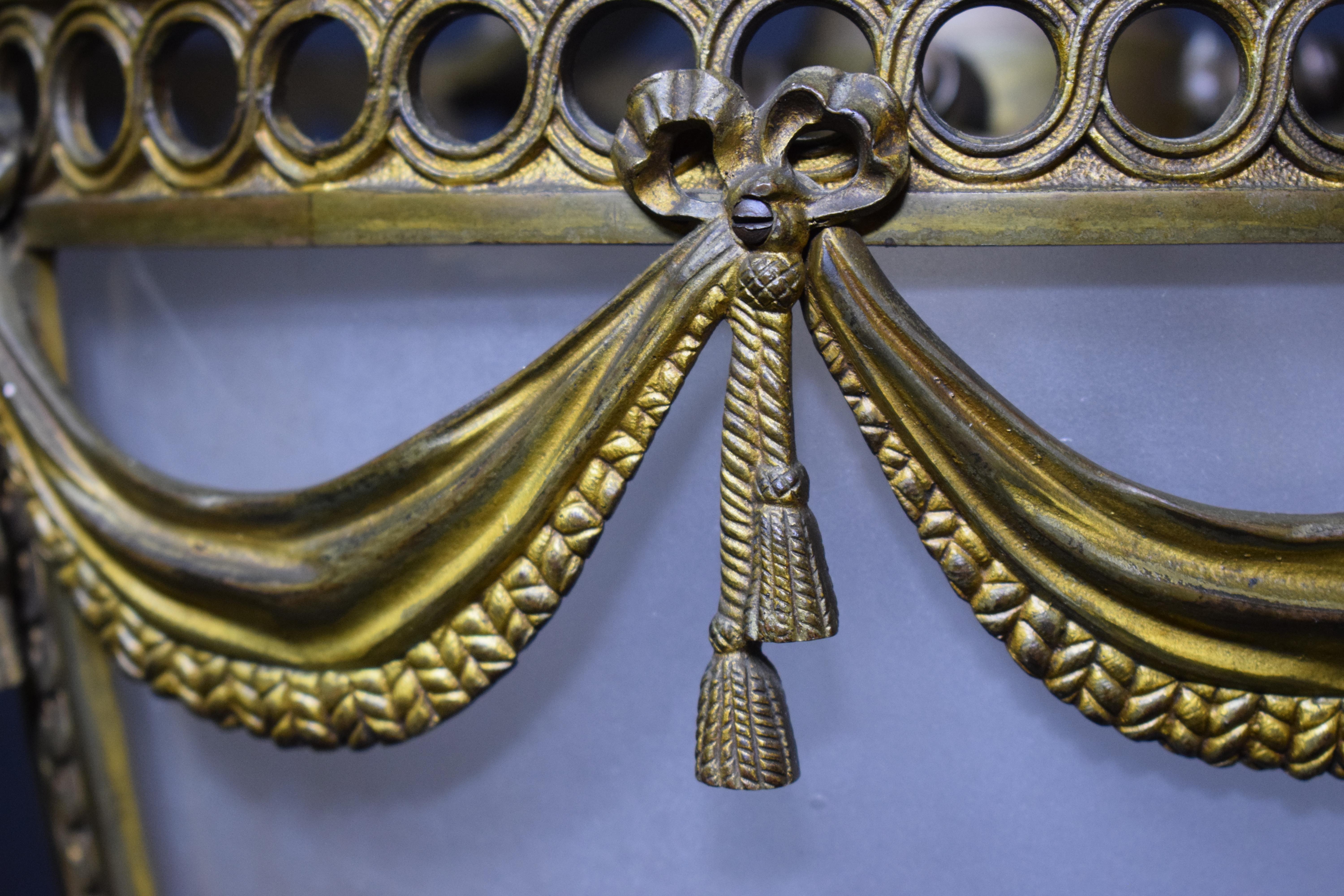 Hallenlaterne aus vergoldeter Bronze im Louis XVI-Stil, Louis XVI.-Stil im Angebot 9