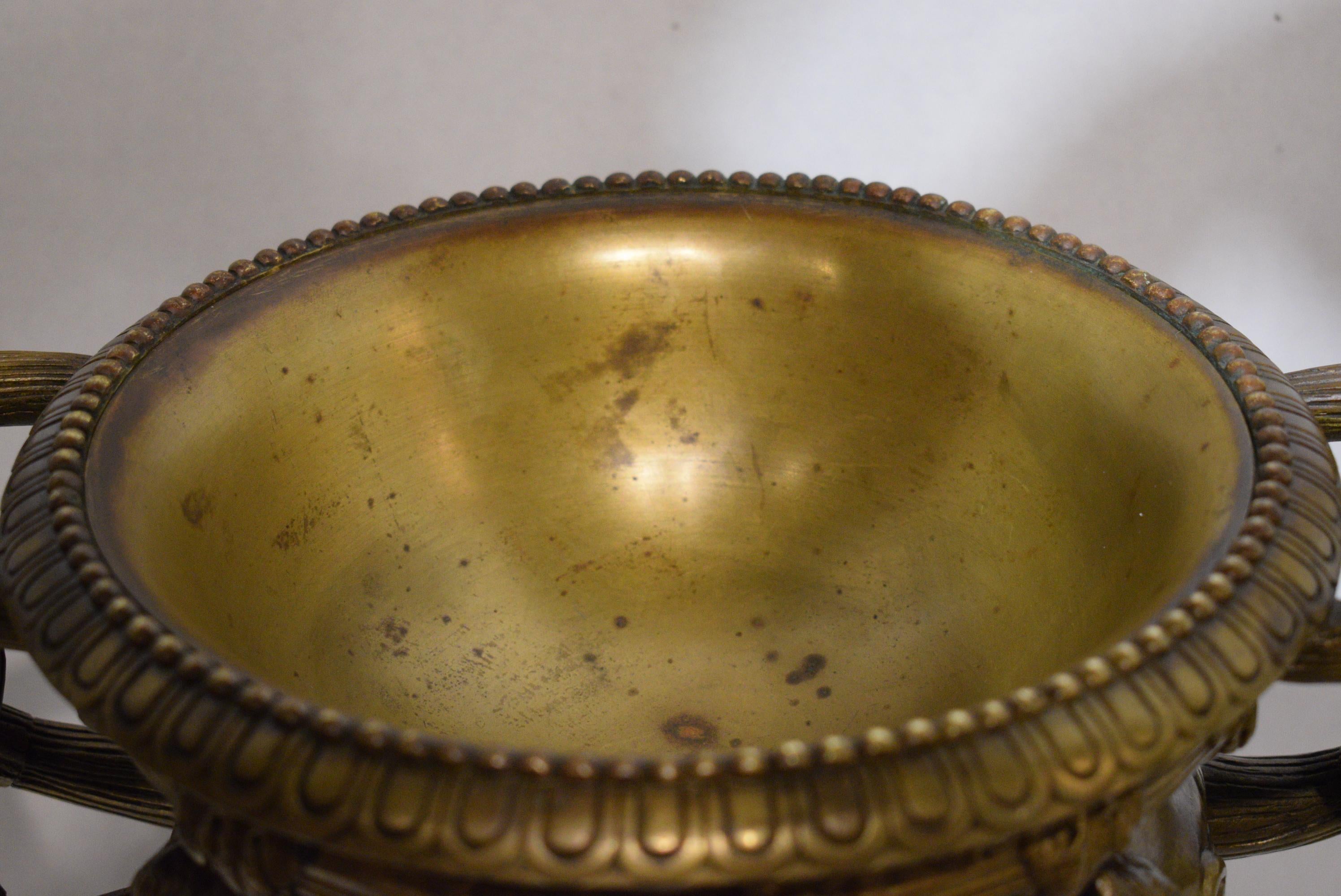 Französische vergoldete Bronze Warwick Vase im Angebot 4