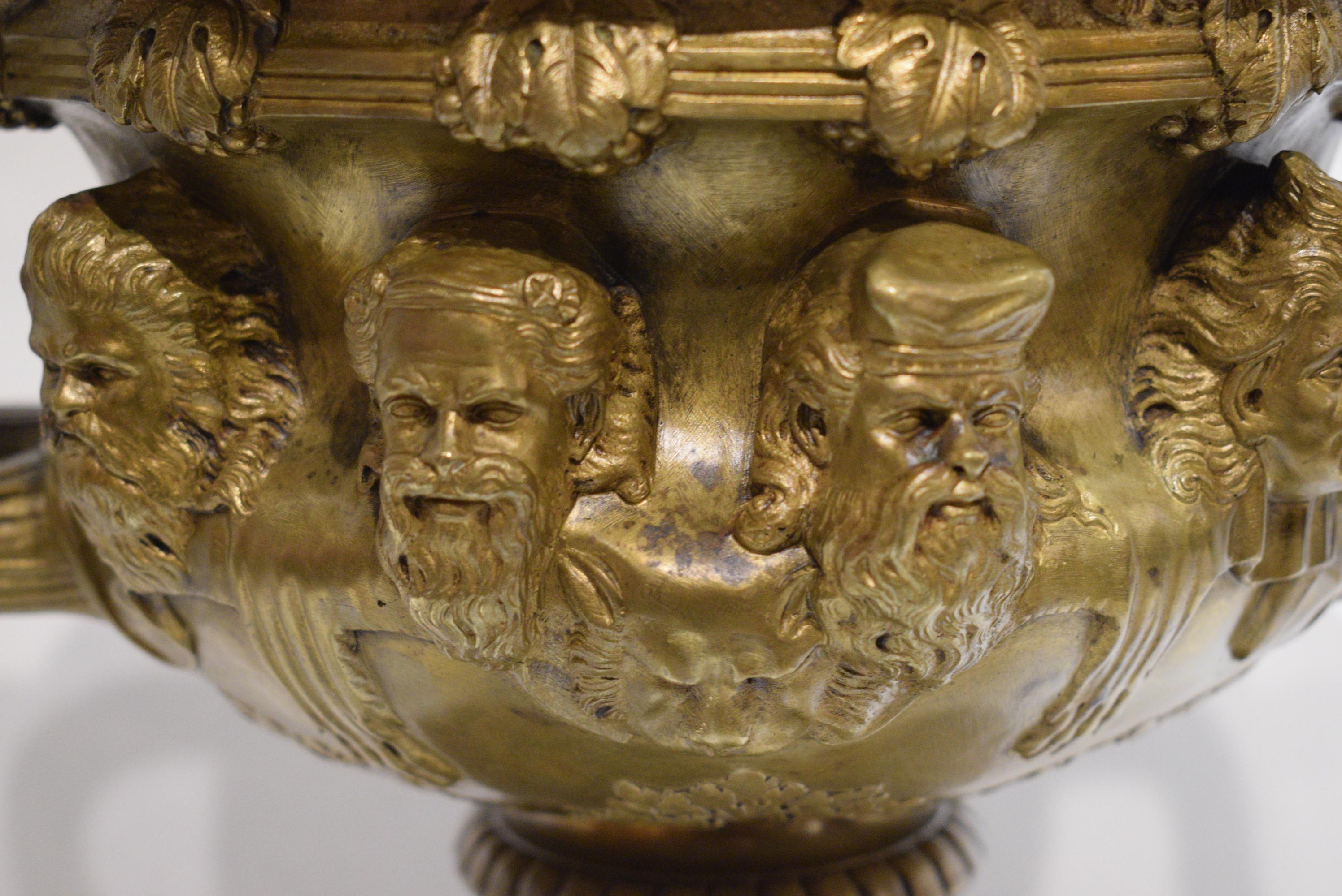 Französische vergoldete Bronze Warwick Vase (Vergoldet) im Angebot